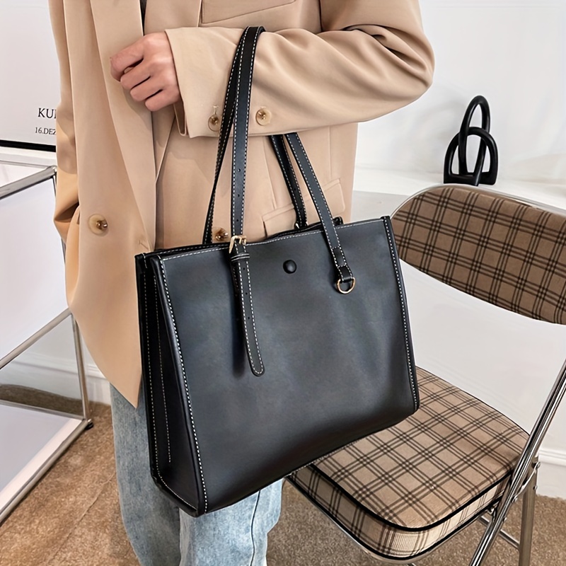 Ce grand sac à main noir minimaliste sera parfait pour aller au travail (et  il est à moins de 54 euros) : Femme Actuelle Le MAG