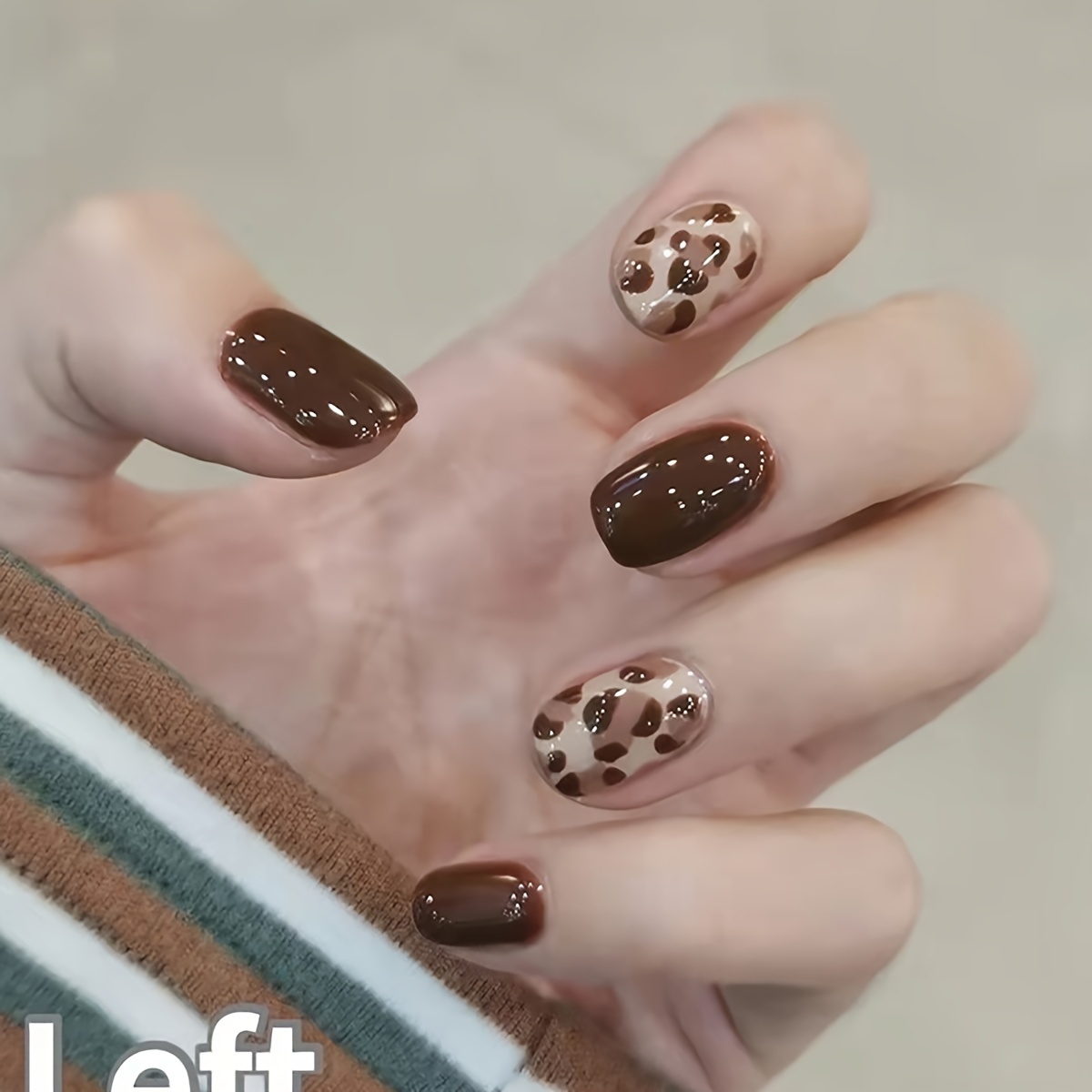 

Un ensemble élégant de 24 ongles courts carrés à imprimé léopard marron, qui veulent avoir un look .