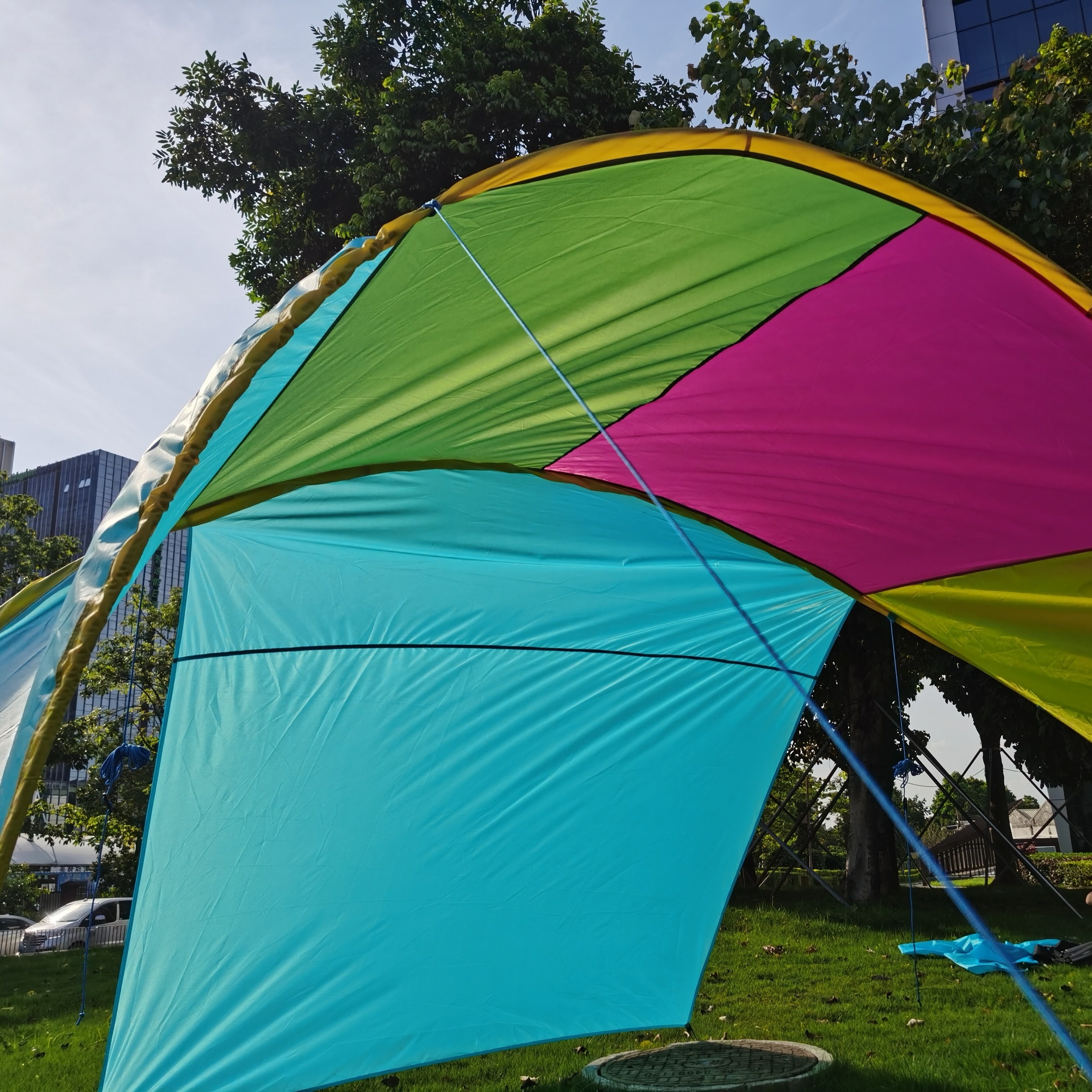 Techo exterior Camping Tent Protección solar Protección solar Plata con  recubrimiento de lluvia Picnic Plaza Camping portátil Sunshade - China  Despertar al aire libre y sombra solar precio