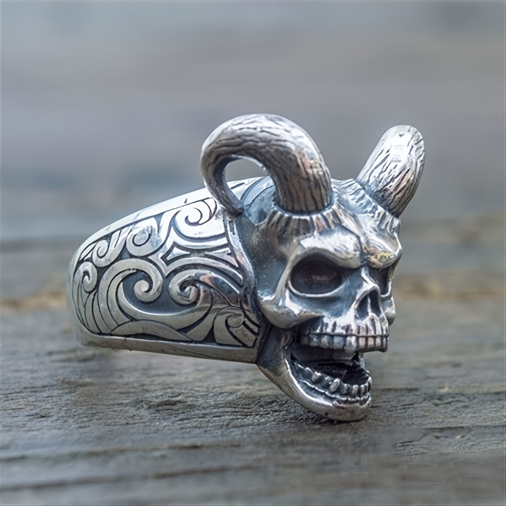 Skull ring deals with horns