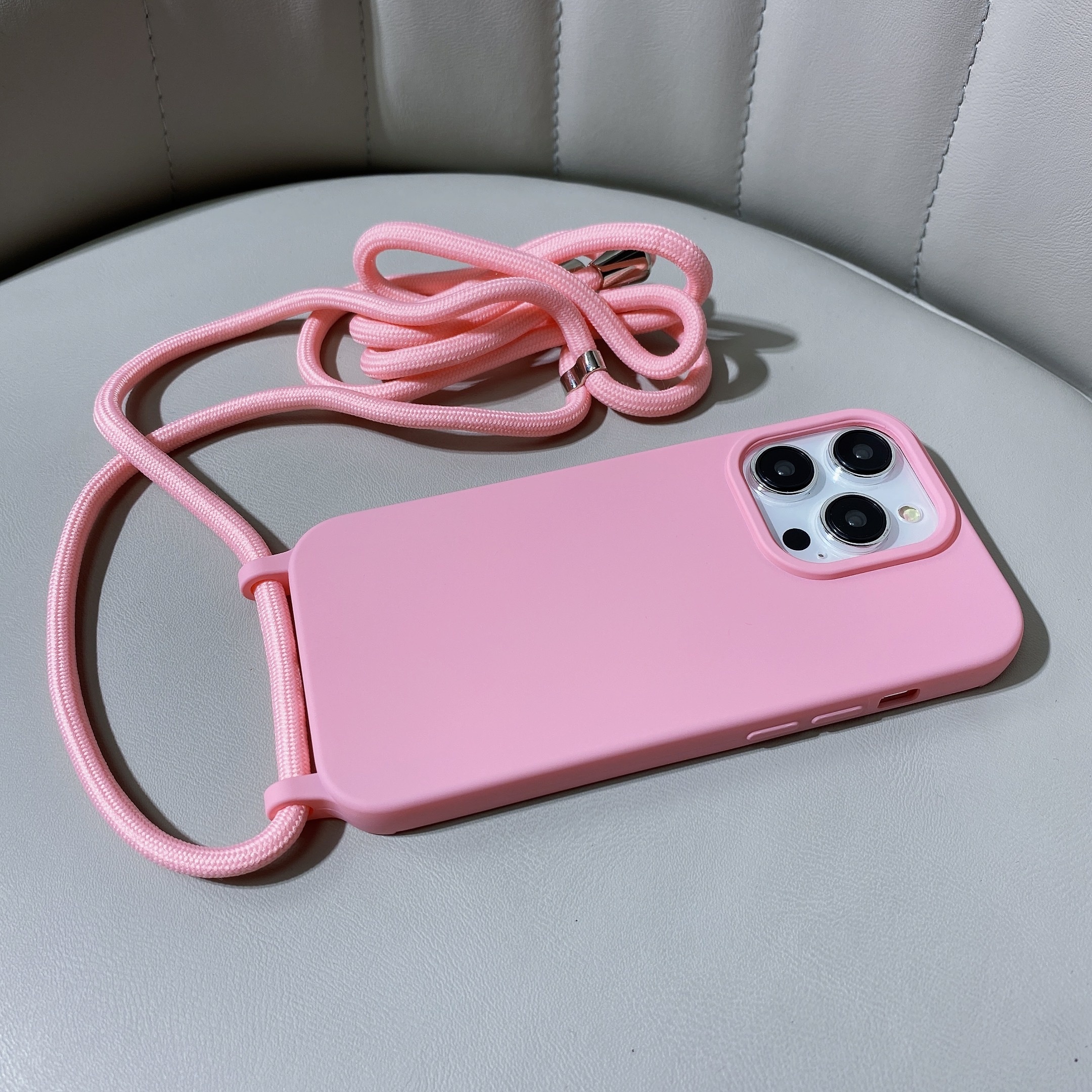 Coque en silicone avec Cordon iPhone 15 Pro (rose) 