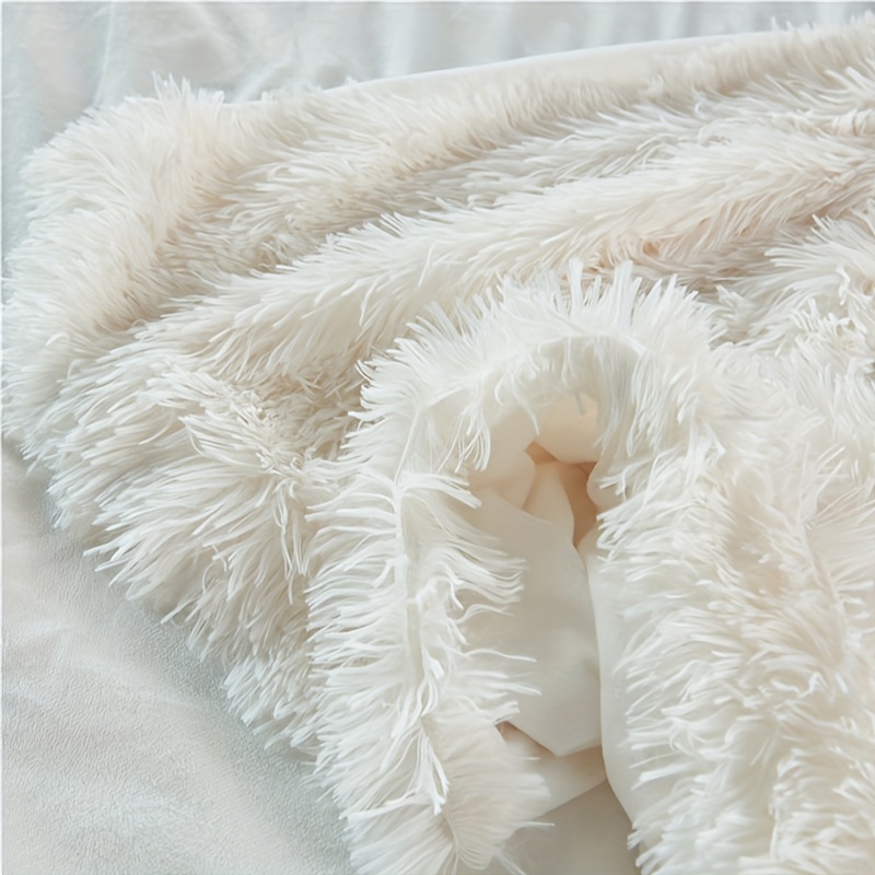 Luxury Plush Faux Fur Throw Blanket, Long Pile White Throw Blanket, Super  Warm, Fuzzy, Elegant, Fluffy Decoration Blanket Scarf for Sofa, Armchair,  Couch and Bed, 50''x60'' : : Home