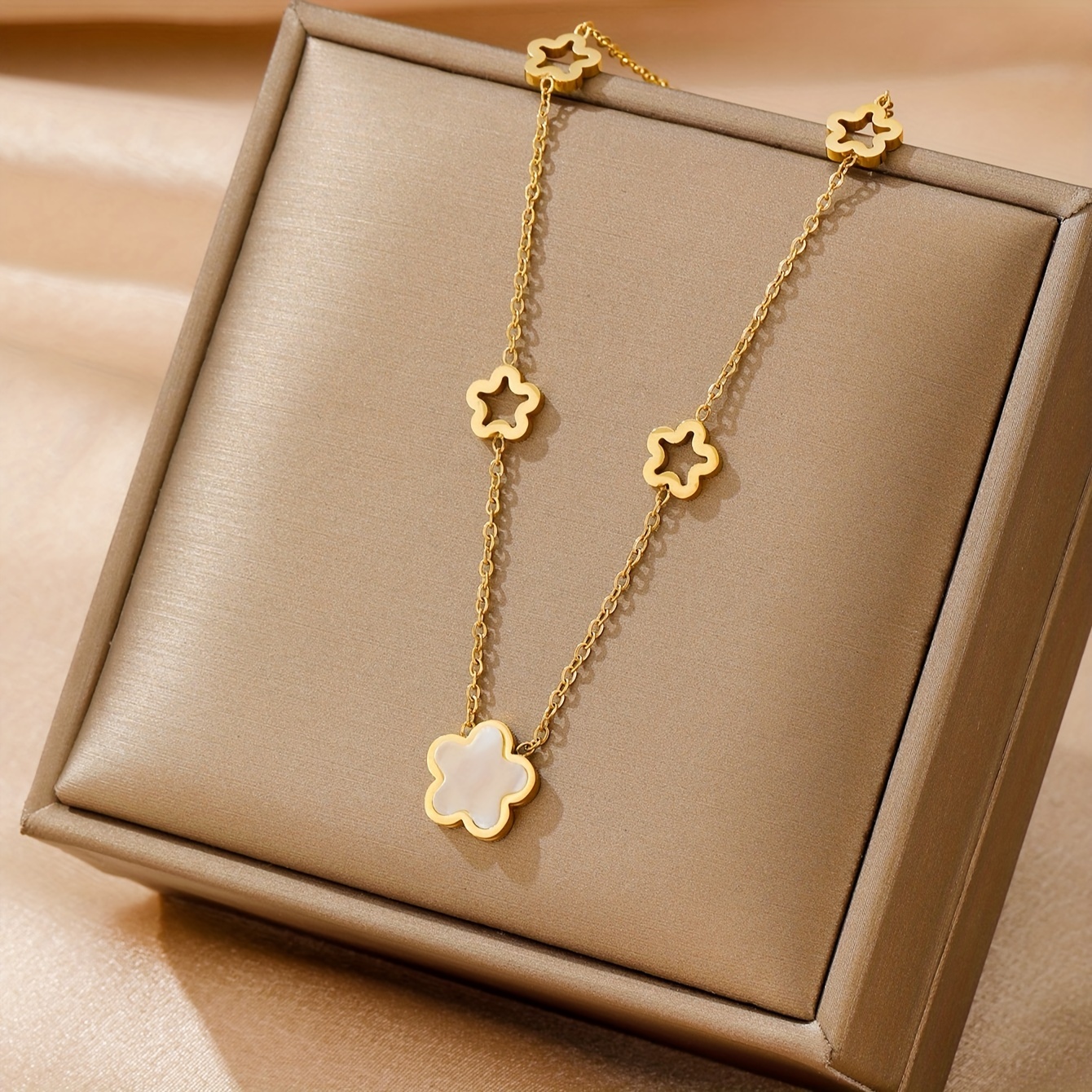 

1pc Golden Stainless Steel Gold-plated, Shell Flower Pendant Necklace, Trendy Pendant Necklace For Men