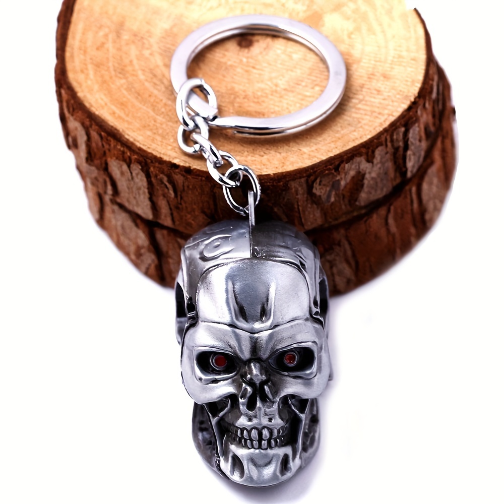 A Terminator Skull Keychain With A Movie And TV Peripheral Personality, Stylish And Versatile, Featuring A Golden Pendant. details 5