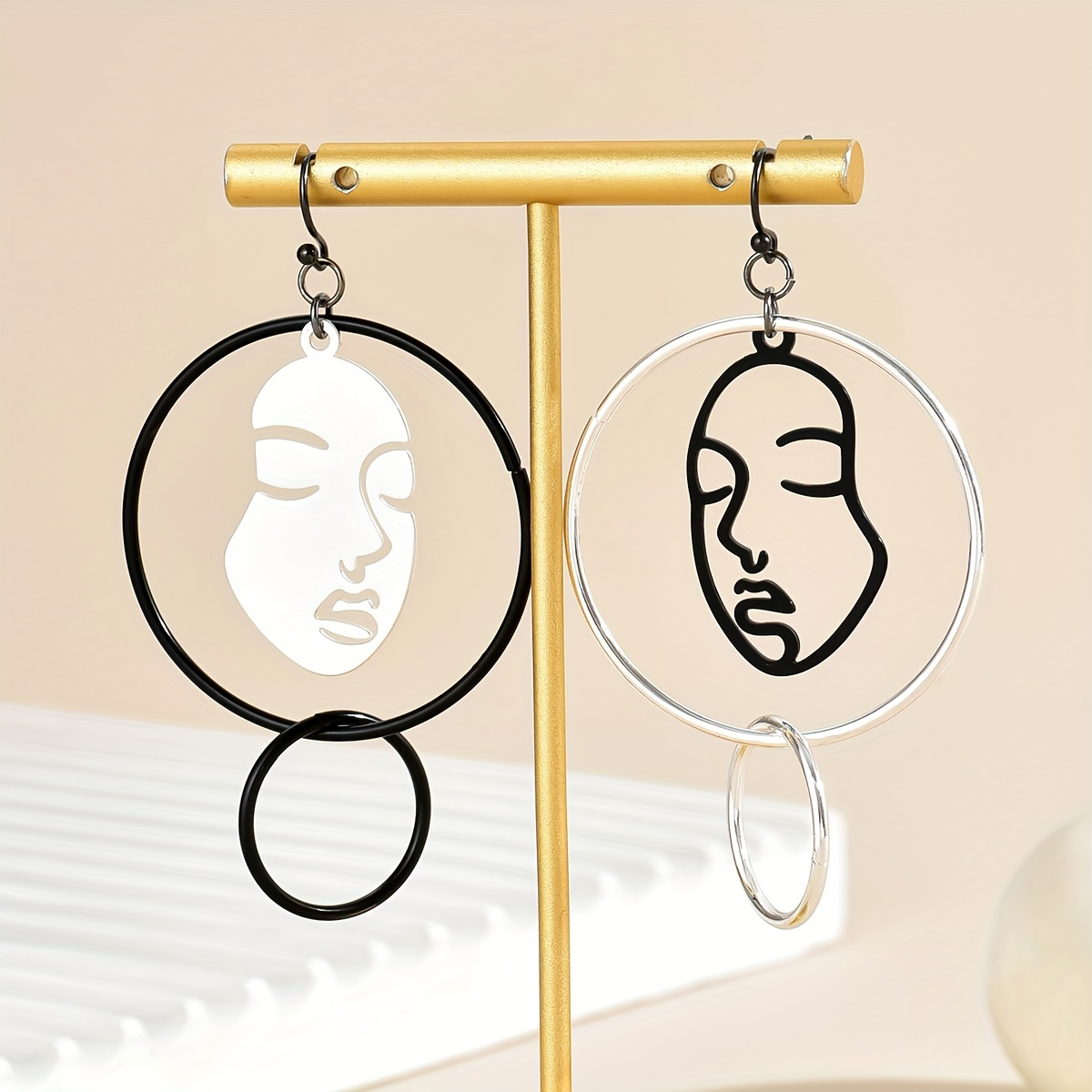 Hollow face outlet earrings