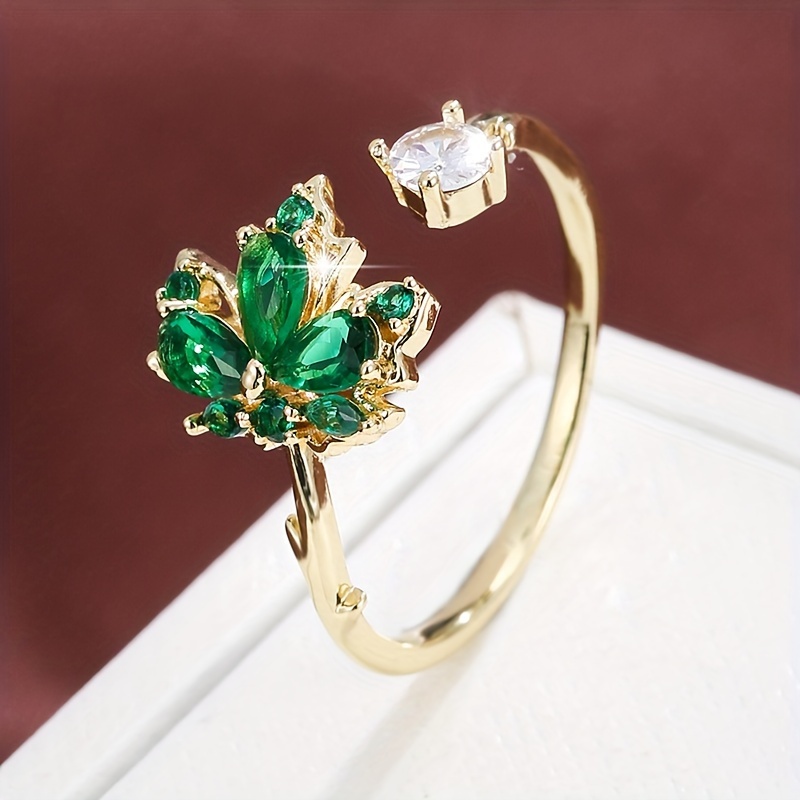 Elegant set of rings for women in a maple leaf design with zirconia.