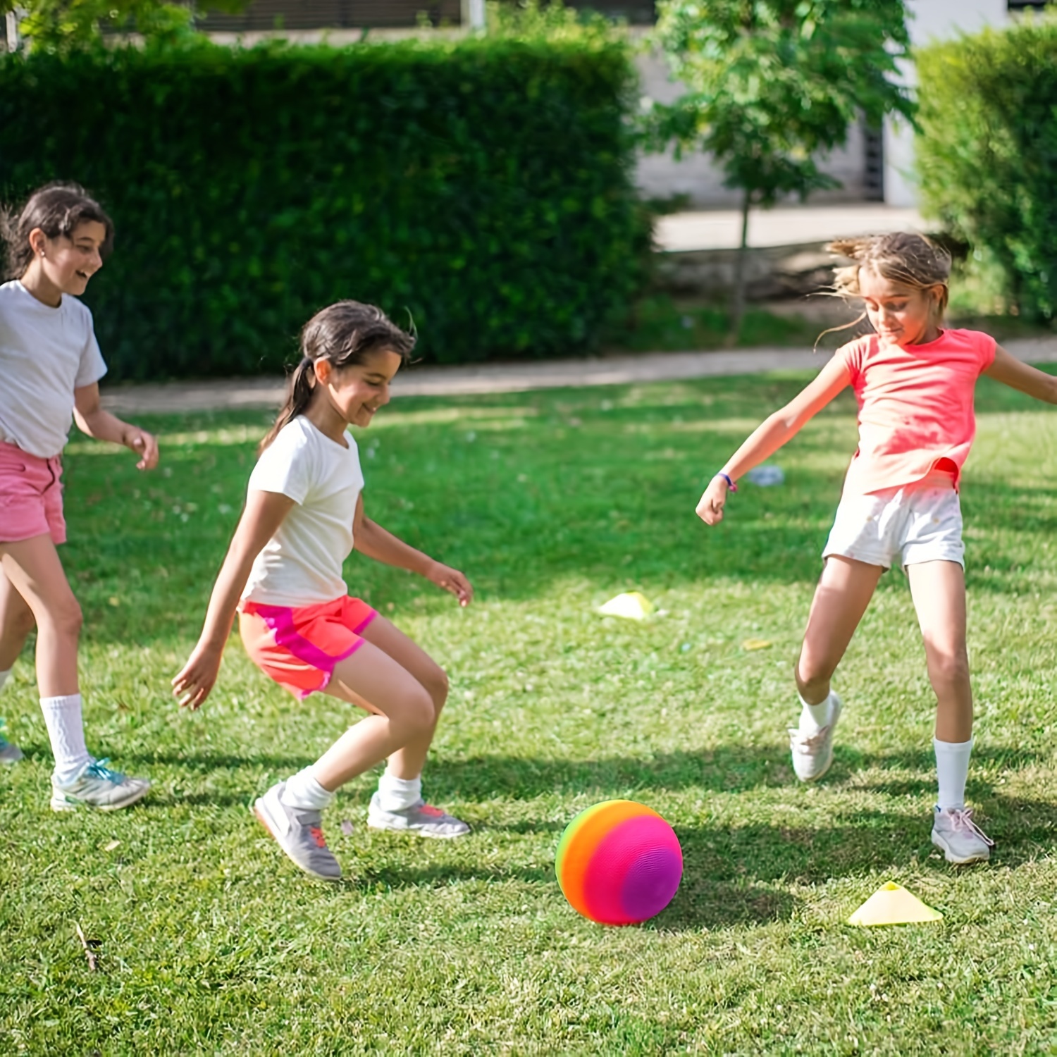 AppleRound Paquete de 4 pelotas deportivas con 1 bomba para niños pequeños  y niños: 1 pelota de fútbol de 5 pulgadas, pelota de baloncesto de 5