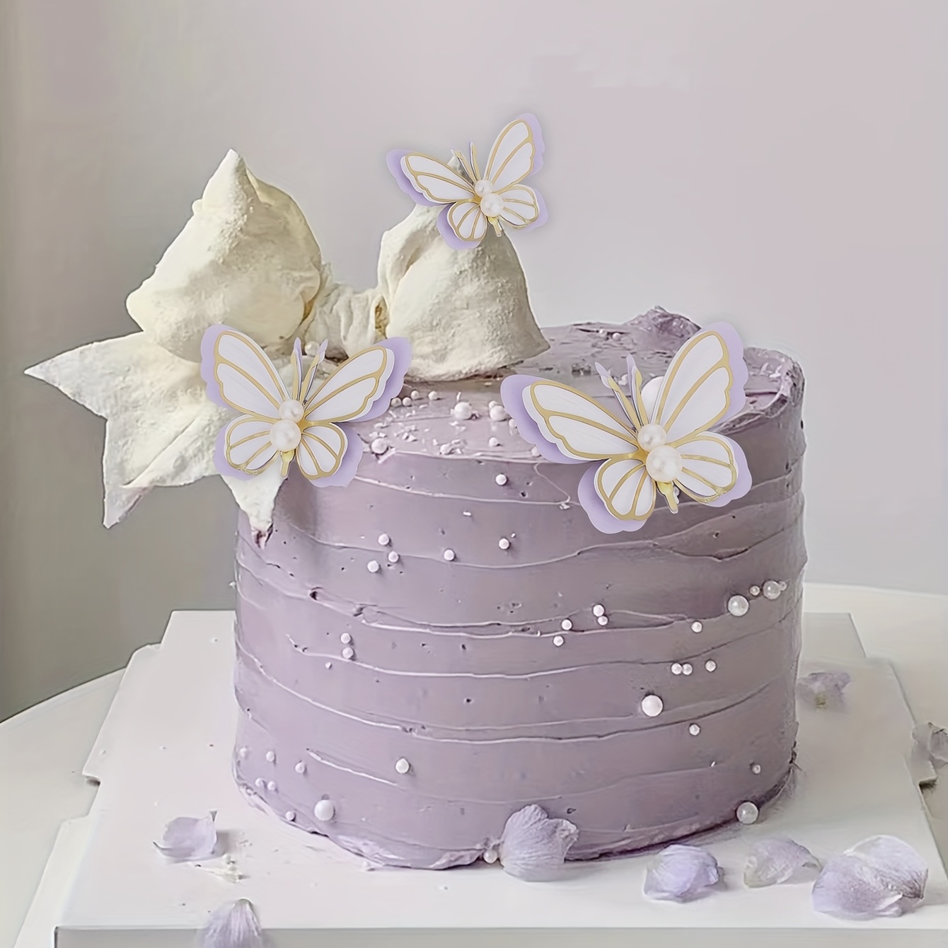 Chef de pastelaria decorando um bolo de aniversário fosco roxo com  cobertura de texto polvilha pérolas e borboletas