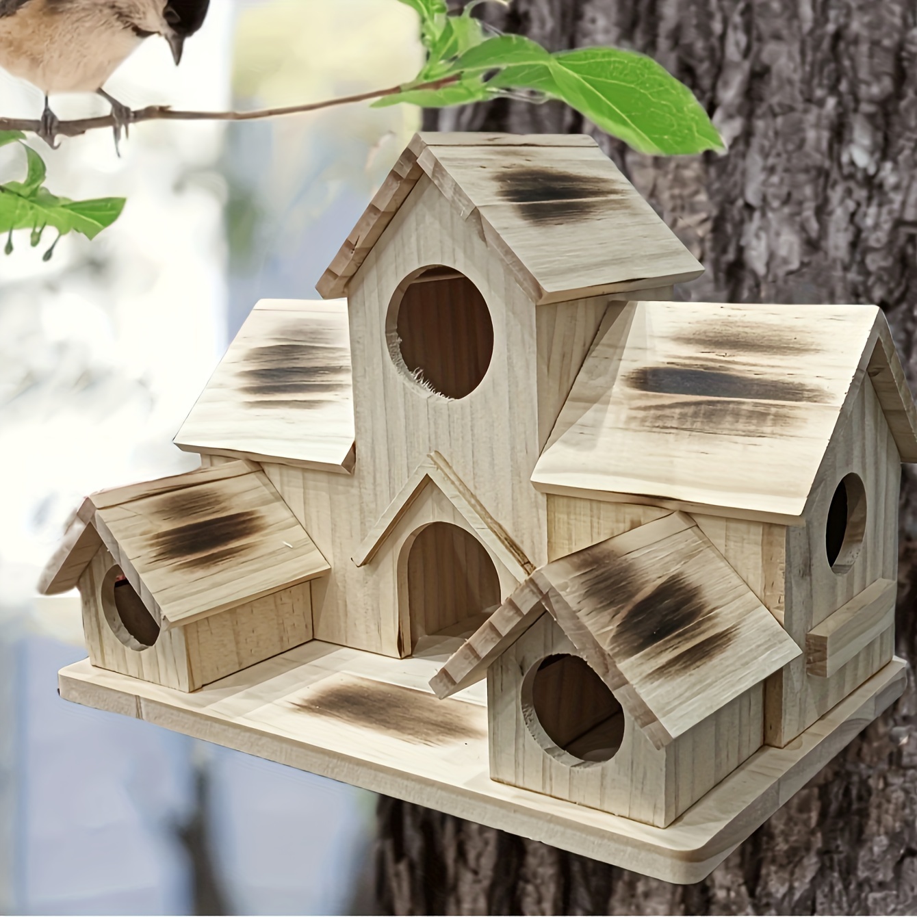 Maison d'oiseau en bois à l'extérieur de la décoration de terrasse de boîte