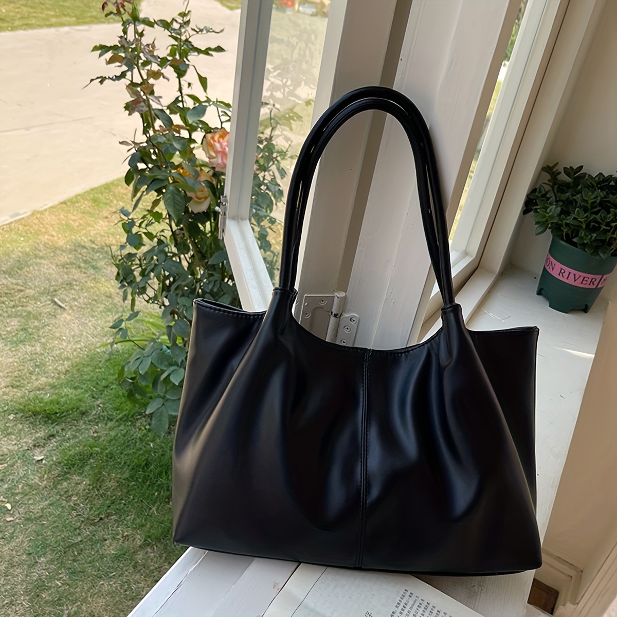 Bolso tote vertical de mujer en piel negra para el trabajo