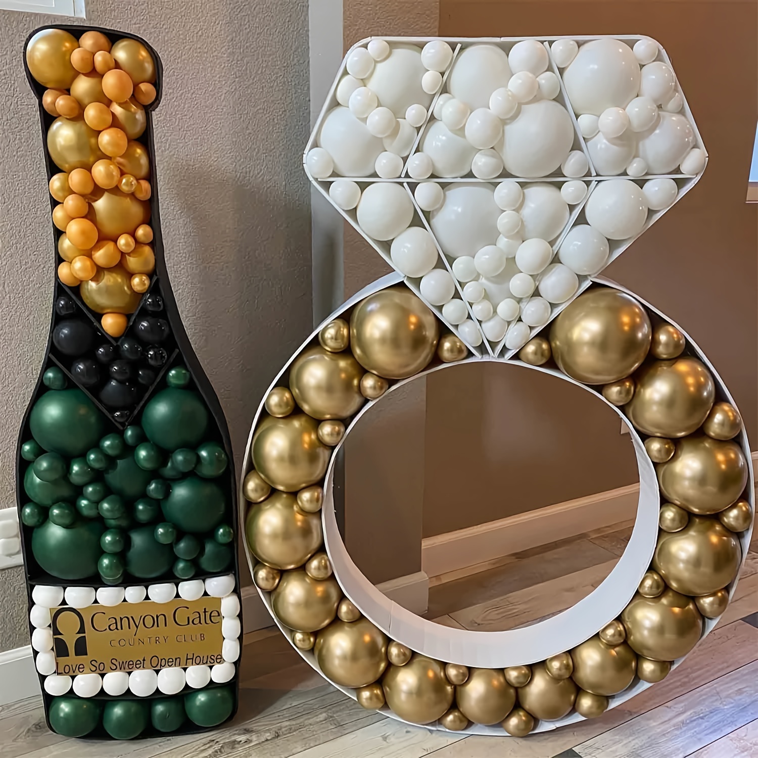 Botella decorada con piedras o gemas de cristal, algunas con fondo