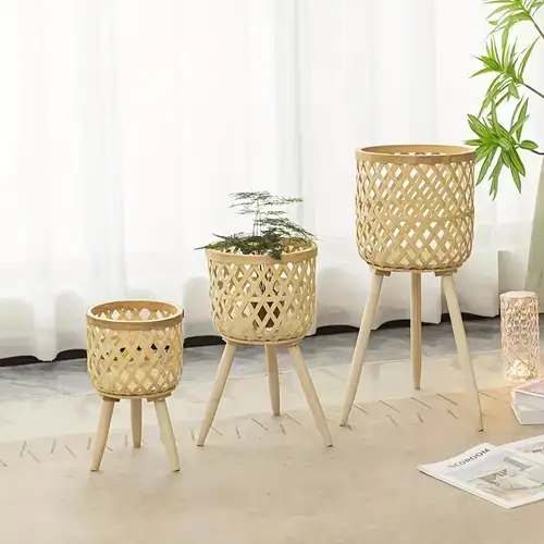 Una variedad de cestas de mimbre para la decoración del hogar se colocan en  el suelo en una sala de estar moderna