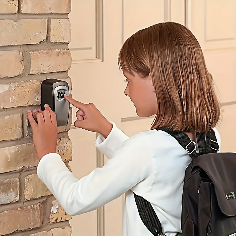 

1pc Outdoor Key Lock Box, Portable Combination Lock Box For House Keys & Car Keys, Outdoor Waterproof Key Hider, Door Handle Universal Key Lock Box