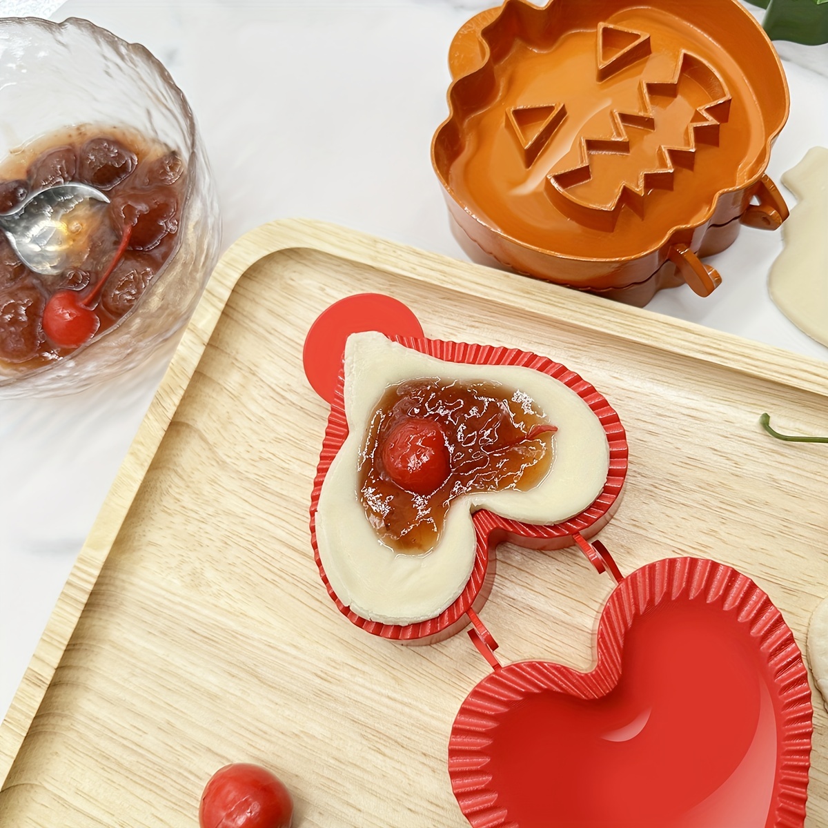 Yubatuo Mini Pie Maker Pumpkin/Strawberry/Apple Shaped Pocket Pie