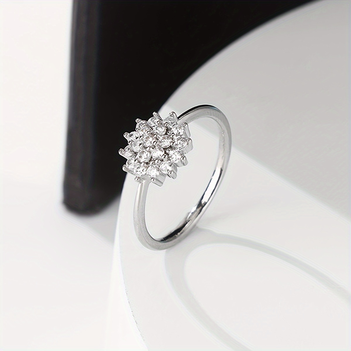 A Flower Design Copper Micro-Inlaid Synthetic Zirconia Wedding Wedding Ring