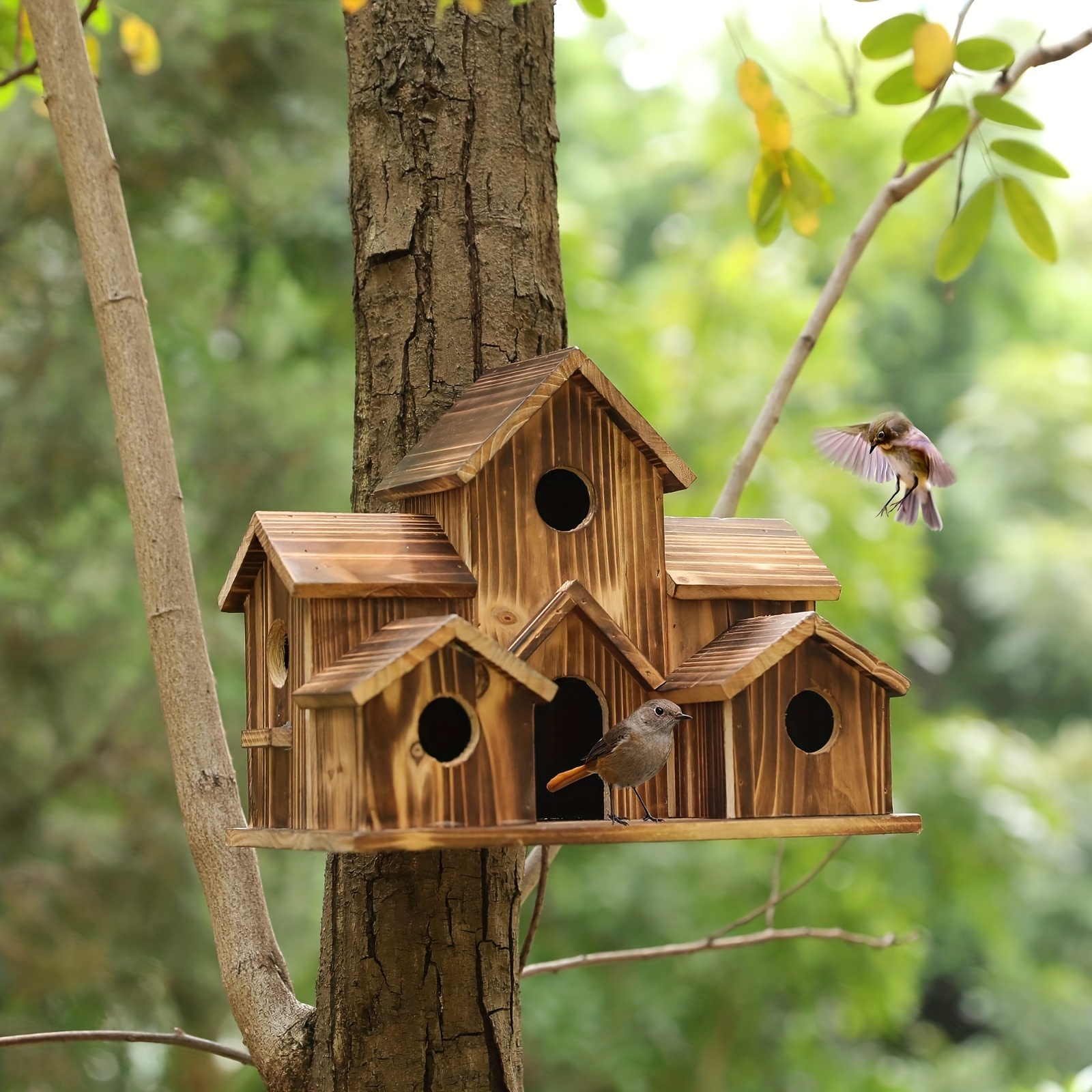 Relaxdays Mini maison d'oiseau, Déco pour suspendre, Bois non traité,  balcon, Petite maisonnette, 16,5x12x9,5cm, naturel