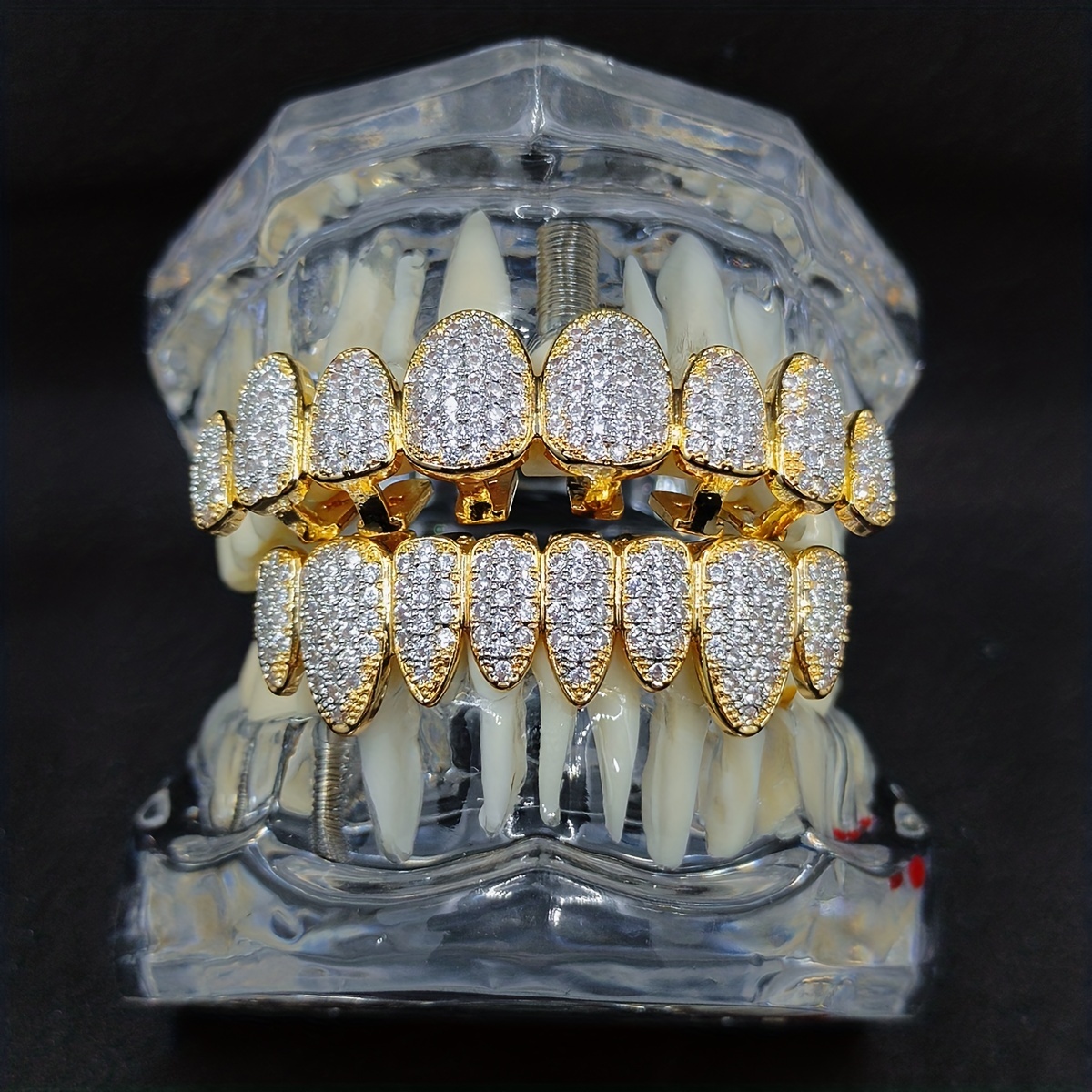 Le grillz : un accessoire dentaire bling-bling