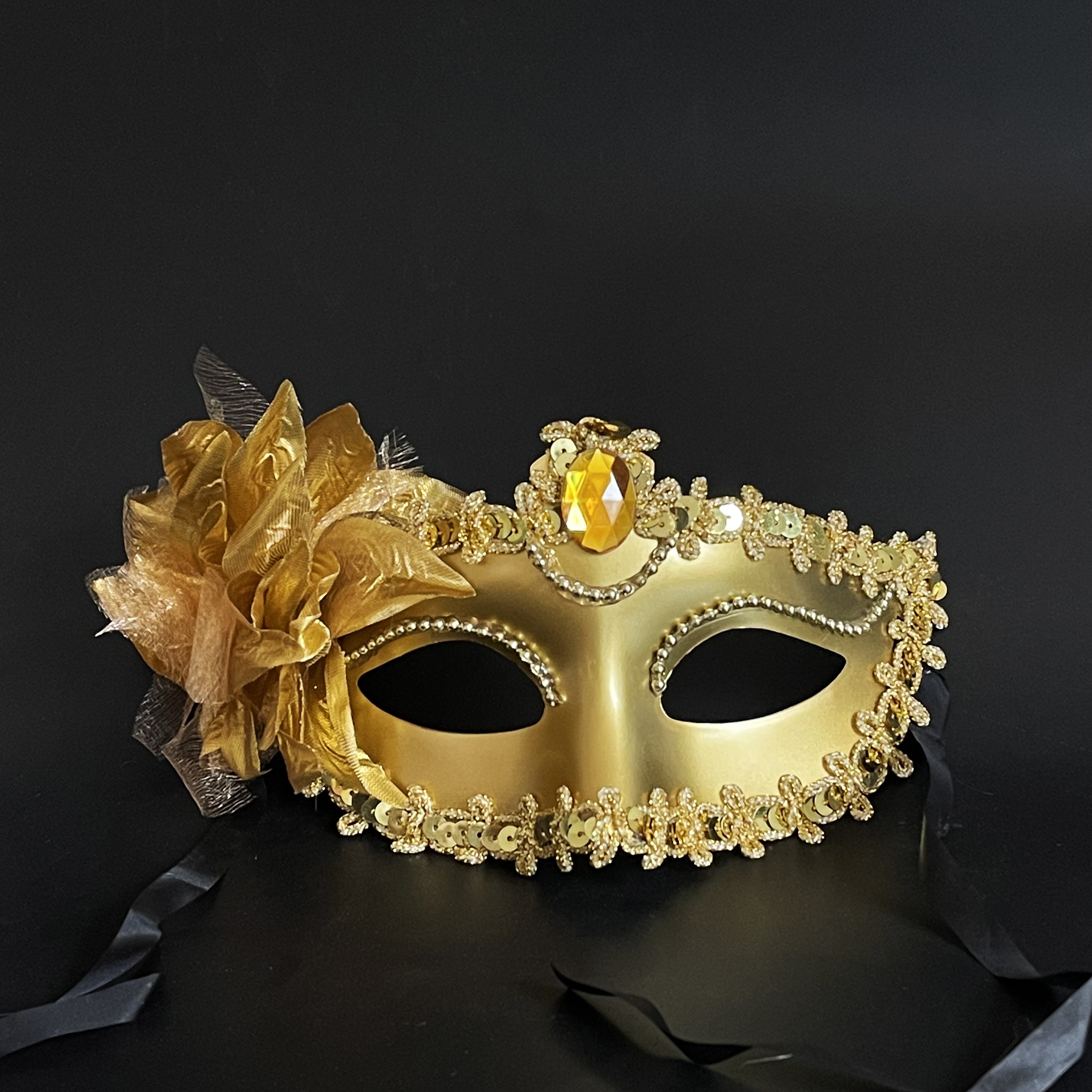 Fotomural Joven y bella mujer misteriosa máscara veneciana de oro