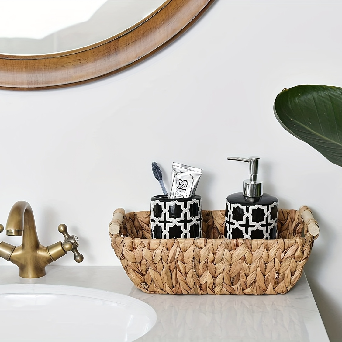 

1pc Hand-woven Storage Basket, Small Wicker Woven Basket, Water Hyacinth Storage Basket With Wooden Handle, Bathroom Cosmetic Toiletry Organizer, Room Decor, Home Decor