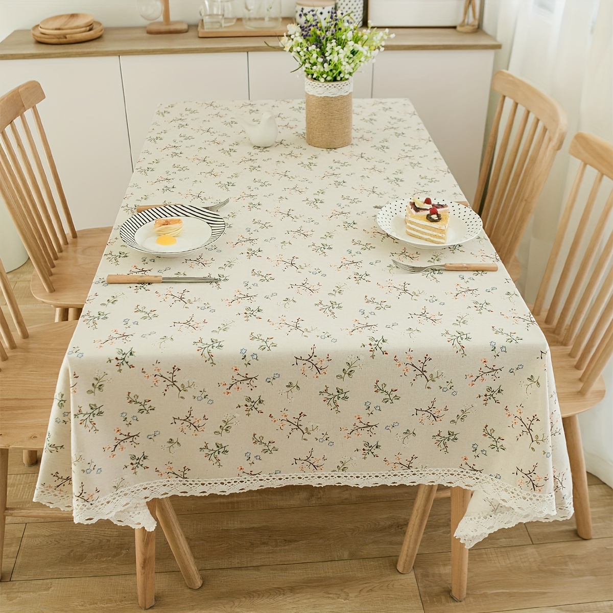 *. Tischdecke im französischen Vintage-Stil, kunstvoll dekorativ, mit kleinem Blumendruck weißer Spitzenborte, rechteckige Tischabdeckung für Couchtische Eingangsbereiche. * für Feiertage, Esszimmer,