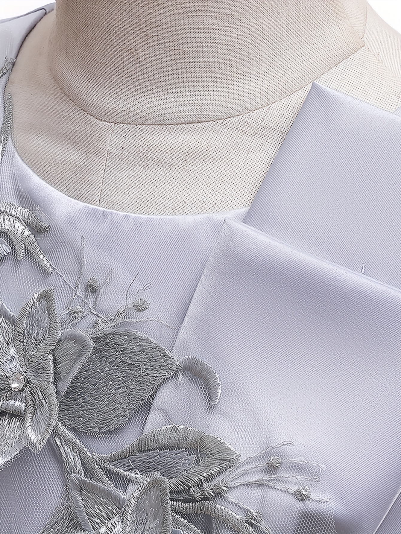 Vestido blanco fiesta de malla con bordado en contraste con lazo trasero –  Tais Princess