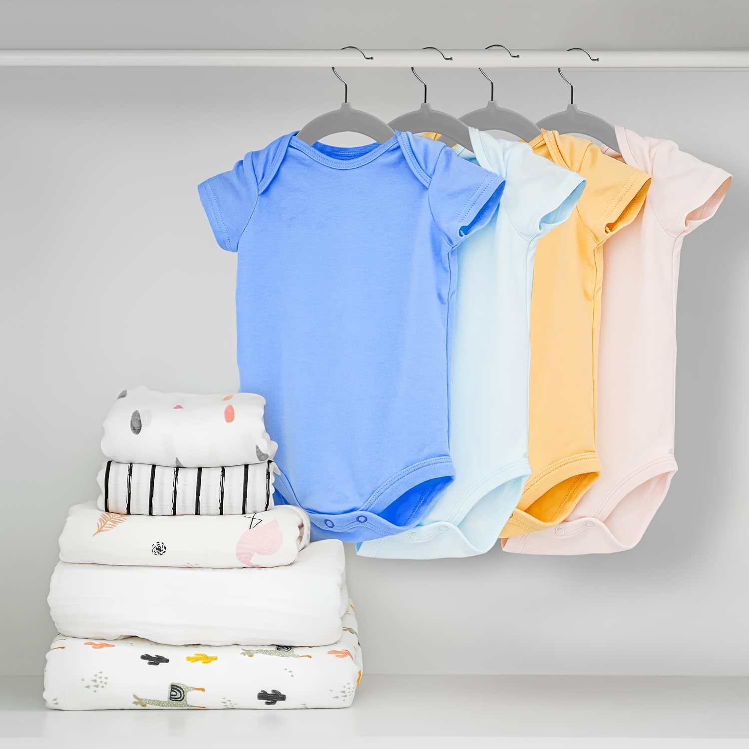  Perchas de plástico para ropa de bebé, 10 percheros de ropa  para niños, perchas de ropa para niños, perchas de almacenamiento familiar,  ahorro de espacio (color: naranja) : Hogar y Cocina