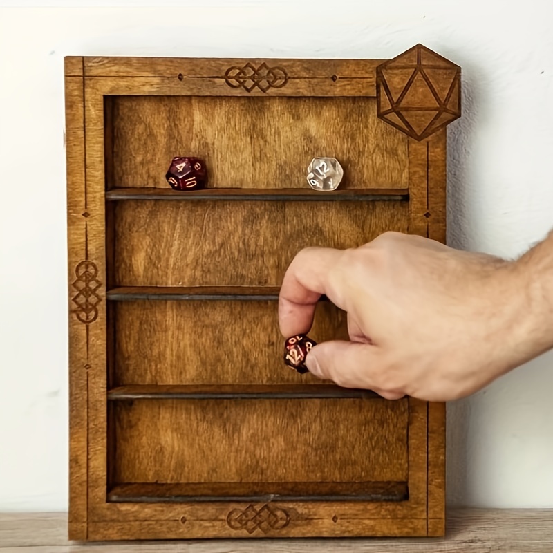 Scatola porta dadi, in legno, con decorazione ad occhio di drago.