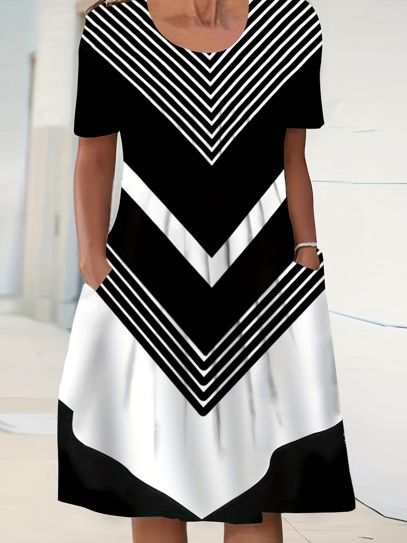 Plus Size Casual Dress Women's Plus Geometric Print Short Sleeve Round Neck Dress With Pockets