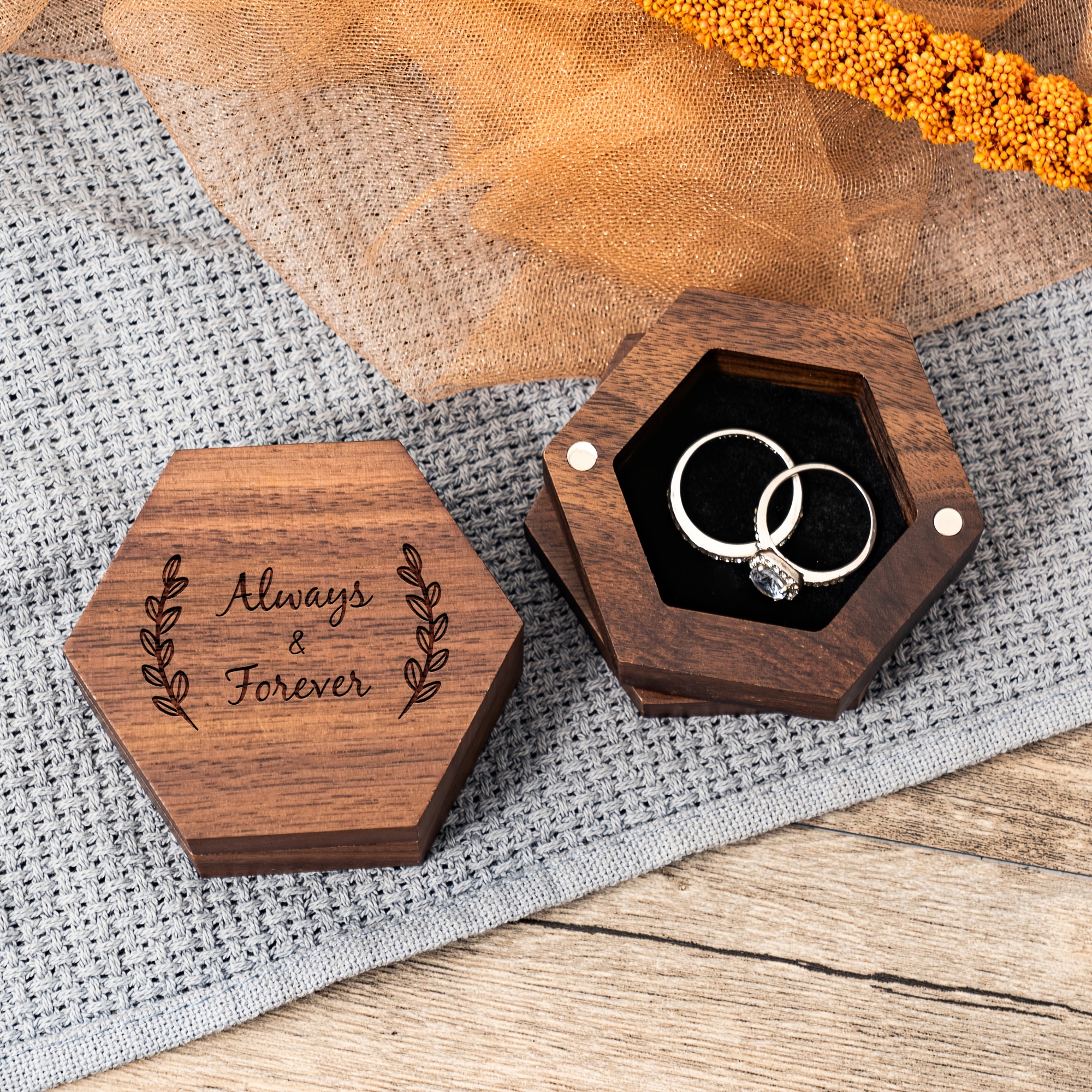 Caja de madera para anillos de boda y joyas para parejas, grabadas con  letras de Mr. & Mrs. - Caja portadora de anillos para exhibición o  organizador