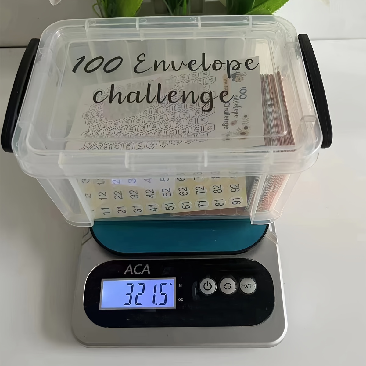  Kit de desafío de sobres de 100 días. La caja de ahorro de  dinero muestra cómo ahorrar $5050 o múltiplos en 100 días o 50 semanas.  Desafío de dinero de 100