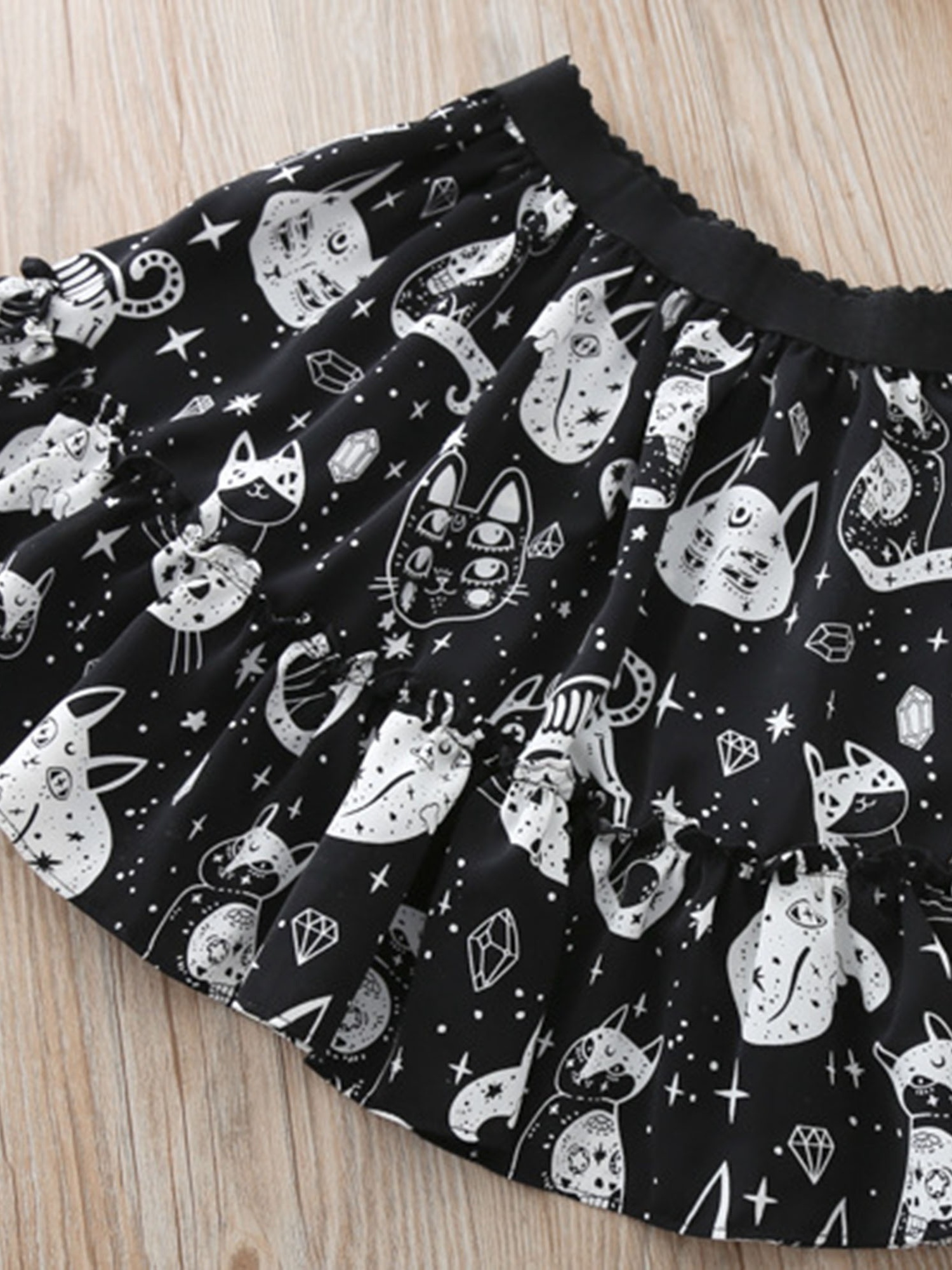 2-piece Kid Girl Cat Print Short-sleeve Tee and Button Design Belted Skirt Set
