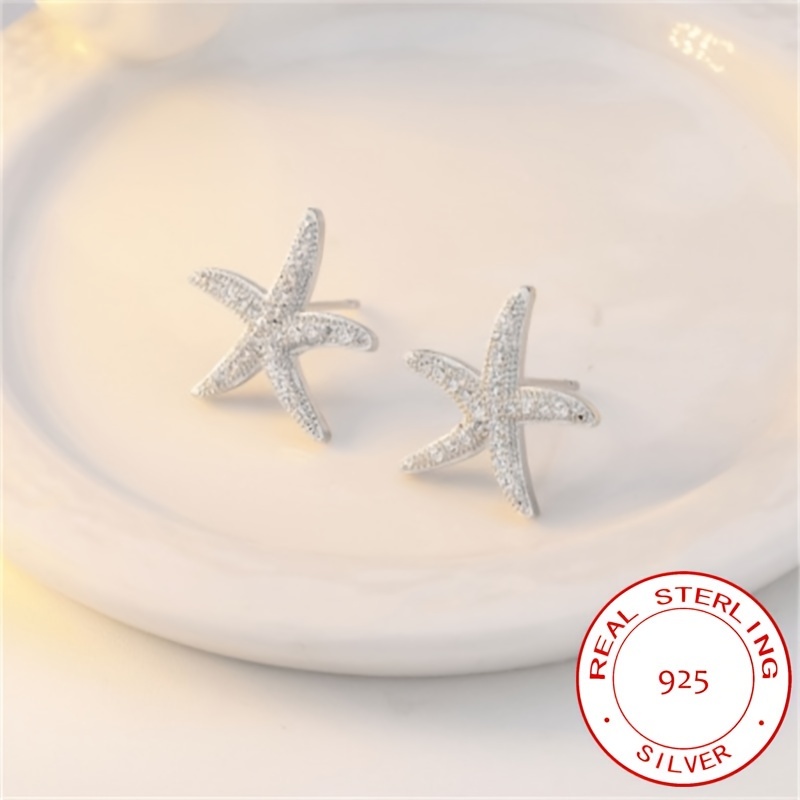 

A Pair Of Simple Women's Earrings With S925 Sterling Set With Zirconia, Weighing About 1.4 Grams.