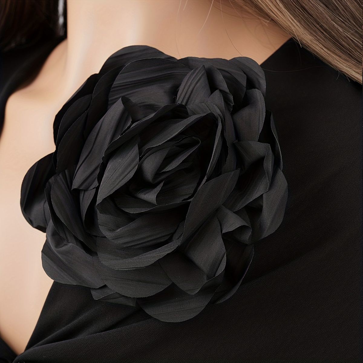 Flor para ropa negra