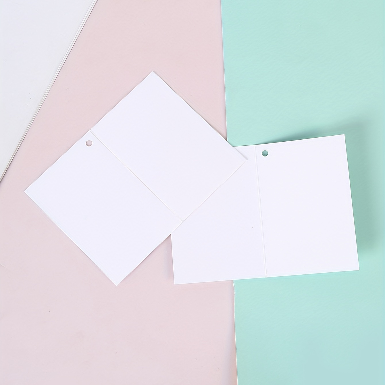 Une Enveloppe Blanche Avec Une Petite Enveloppe Blanche Sur Une