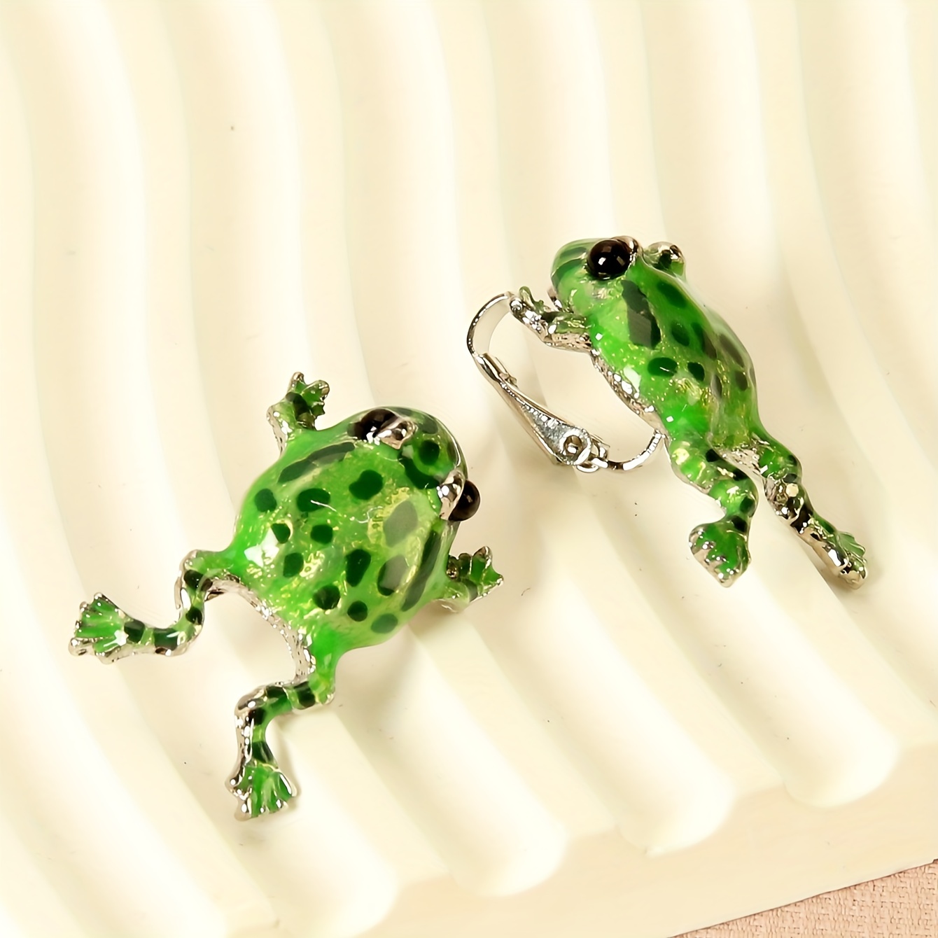 

1 Pair Vintage Style Frog Shaped Clip-on Earrings, Quirky Animal Design, No Piercing Required, Fashion Jewelry For Women