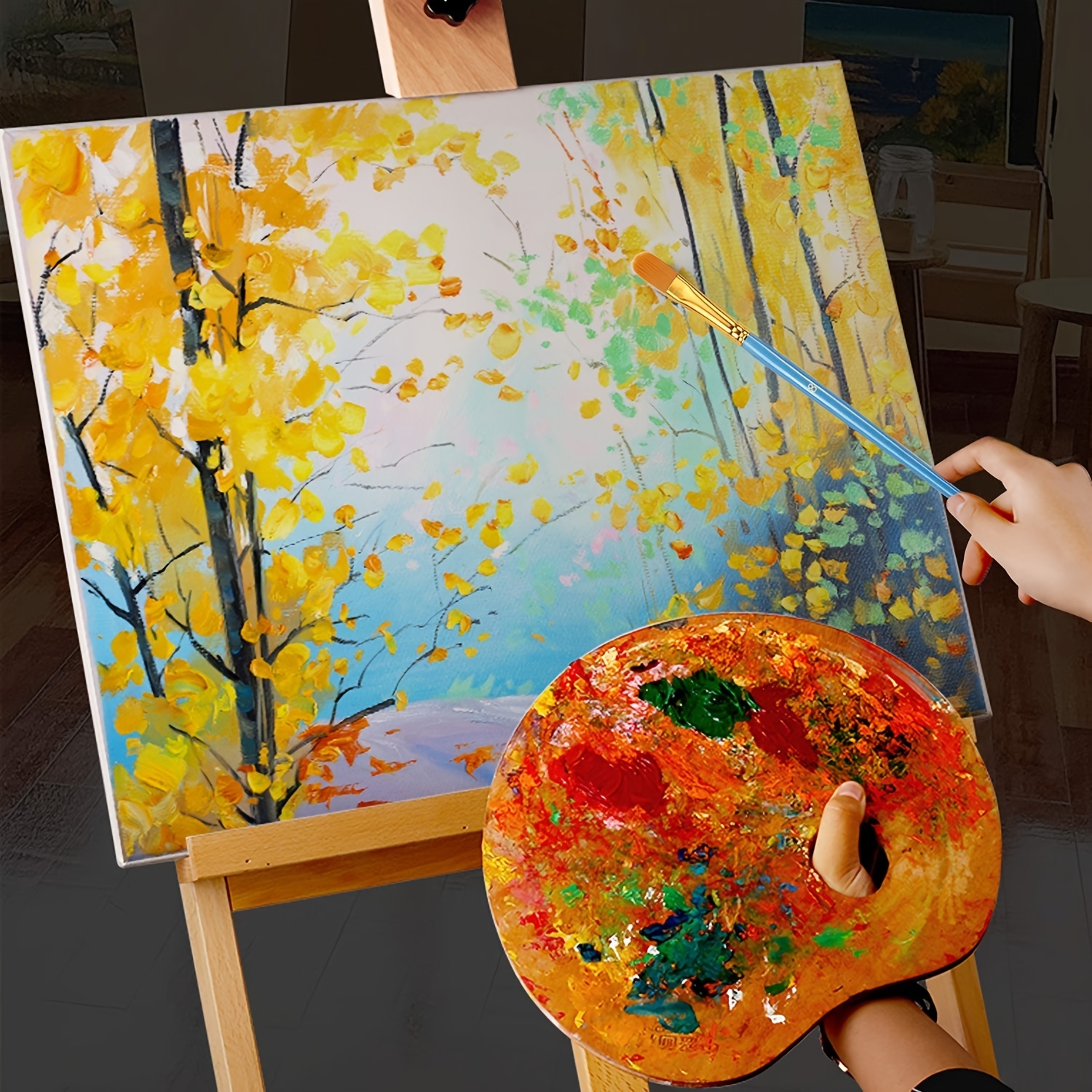 Una pintura colorida con pinceles y pintura en un plato.