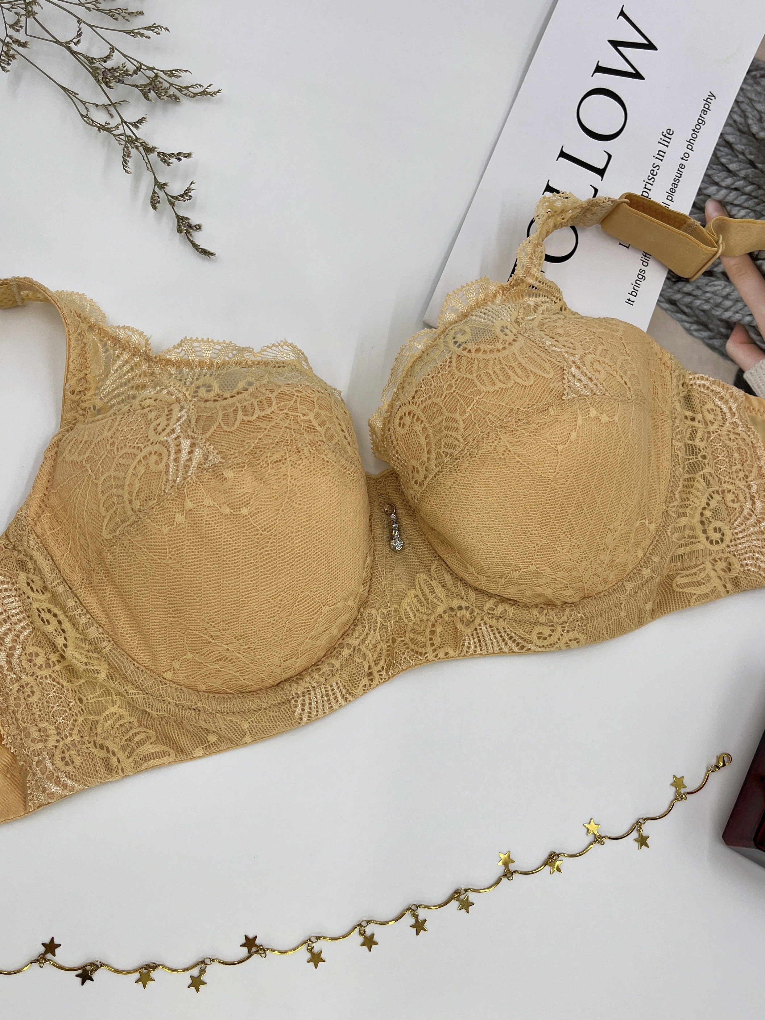 Gold bras have an overwhelming charm that helps women freely express their  inner desire and sexiness.