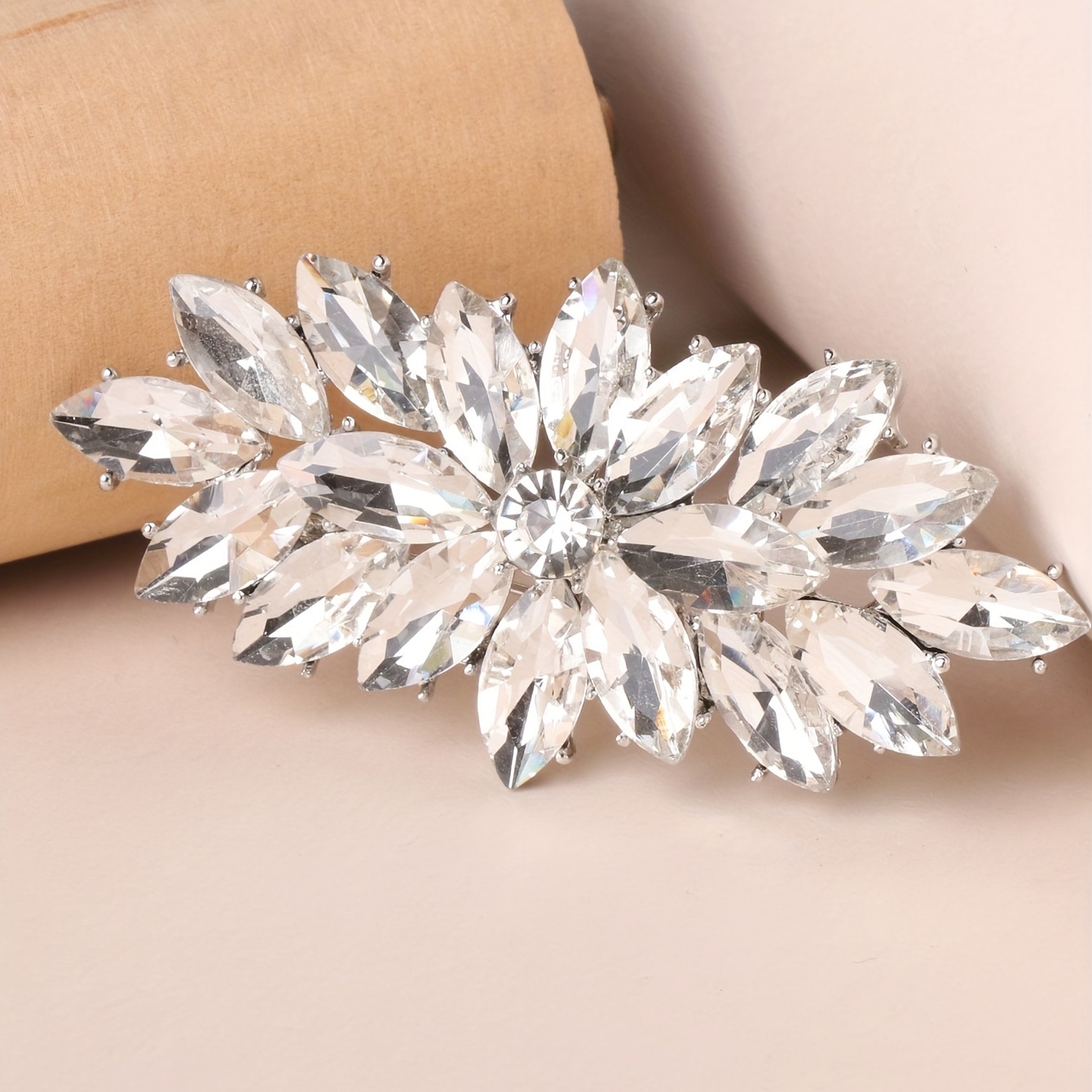 Broche De Cristal Con Flores De Diamantes De Imitación - Temu