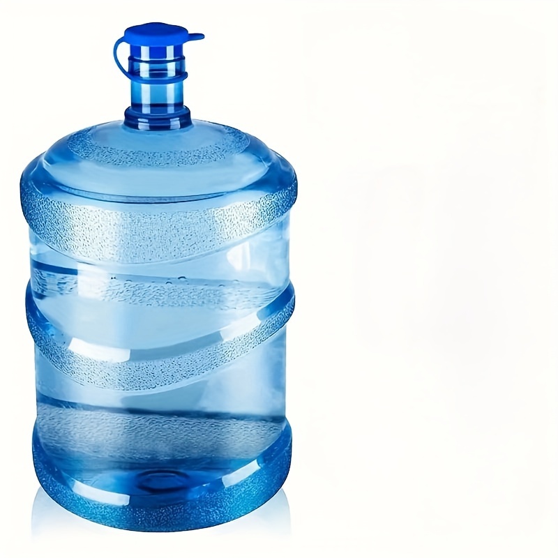 Trois Bouteilles En Plastique D'eau Plate Avec Bouchon Bleu