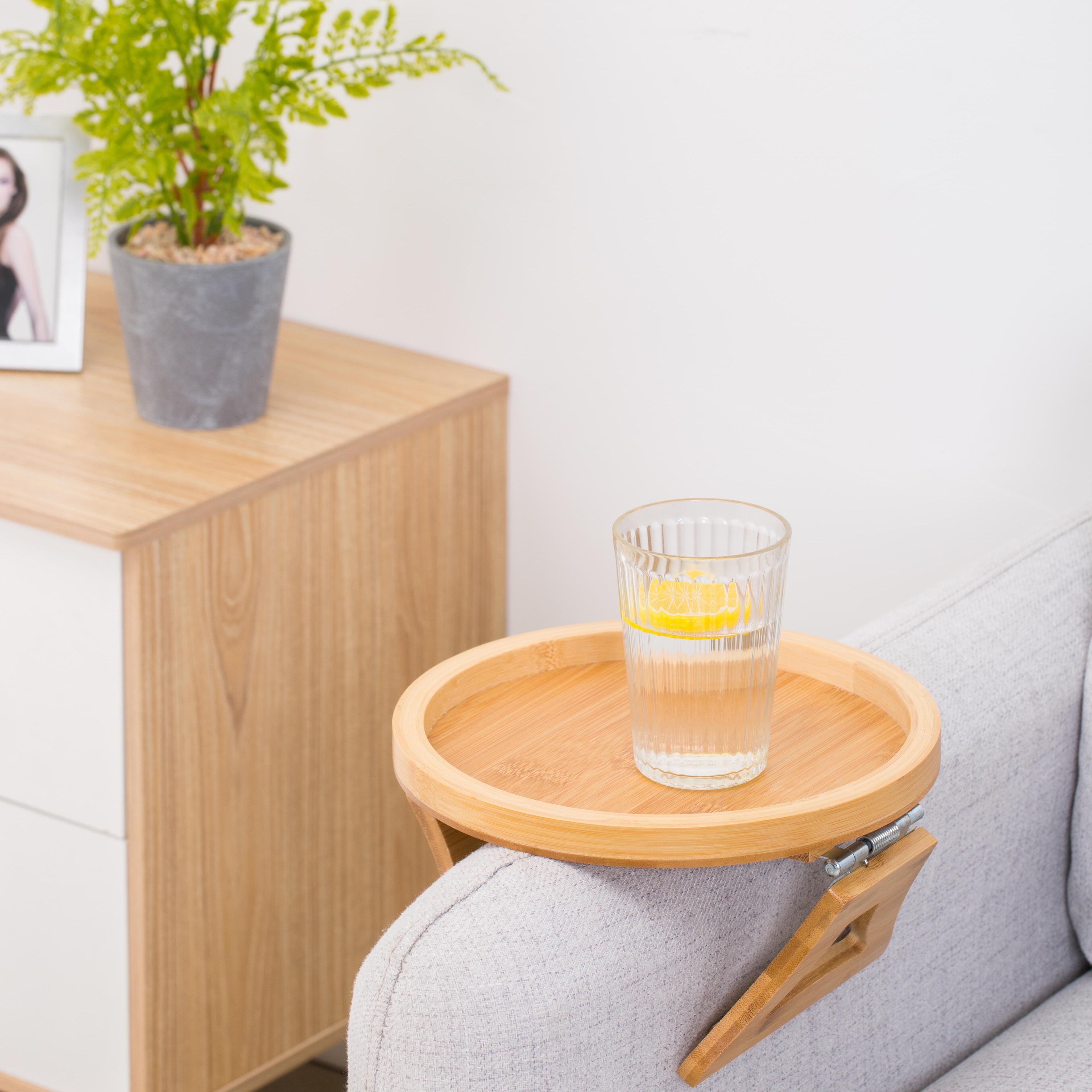 HMASYO Couch-Getränkehalter-Tablett – Silikon-Couch-Armlehnentablett mit  Getränkehalter, flexibler Getränkehalter, Tablett Tisch für