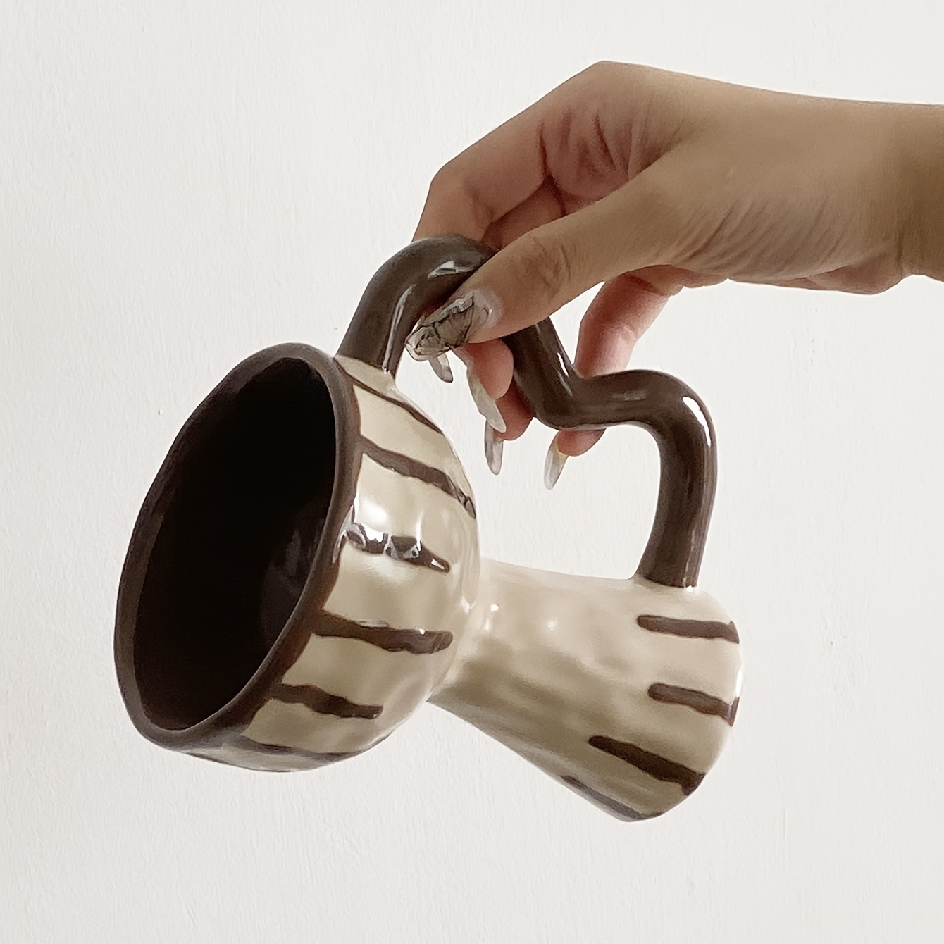 Taza de café con leche tierra negra con asa – Renye – Arte y Cerámica
