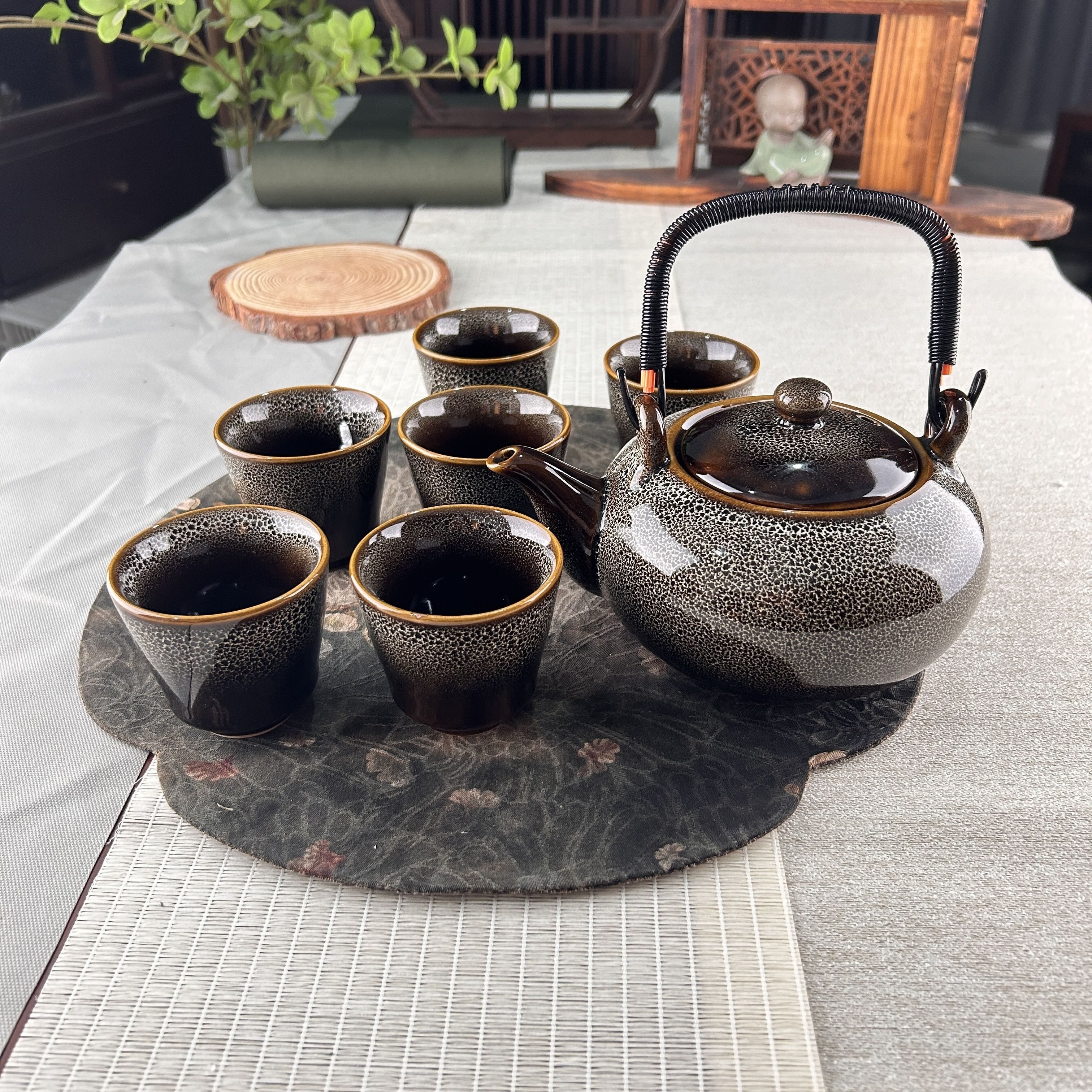 Elegante teiera in ceramica vintage in stile giapponese