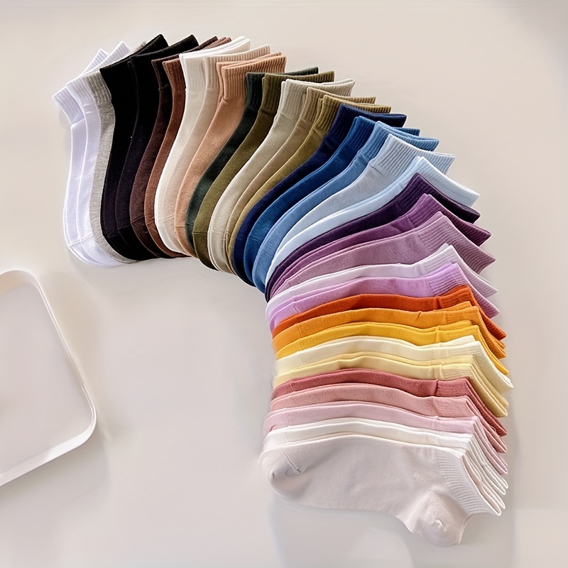 Foto Cinco pares de calcetines prendidos en el tendedero – Imagen
