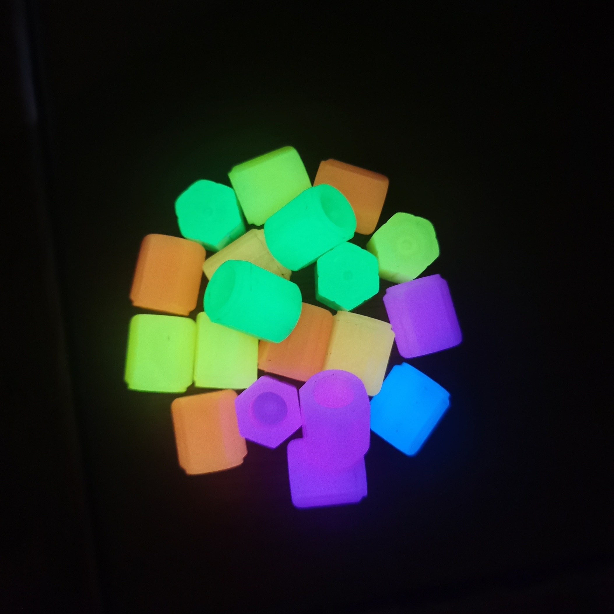 4 bouchons de valves lumineux ( à LED ) - multicolores 