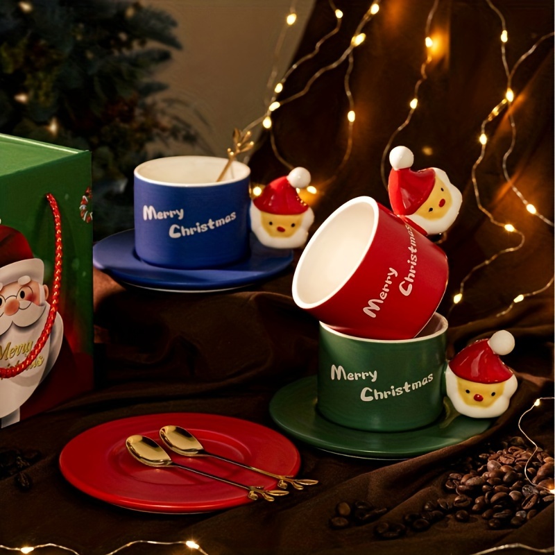 El café espresso. Tazas de Café Rojo y decoraciones de Navidad