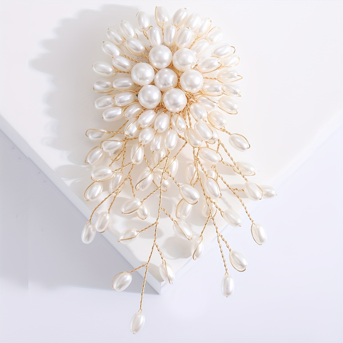 

Elegant Temperament Luxury Imitation Pearl Brooch Female Snowflake Coat Accessories