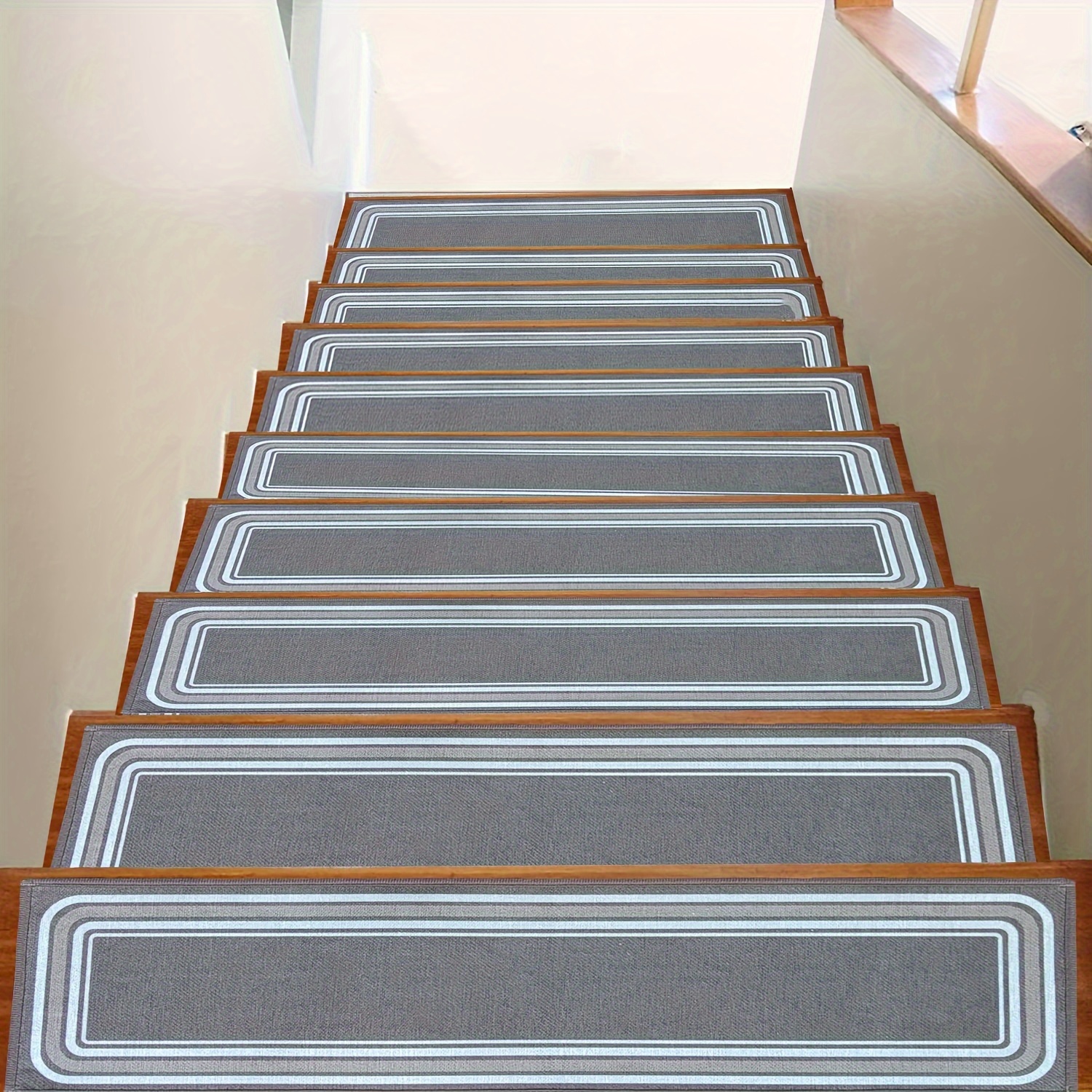 Alfombra para peldaños de madera para interiores de 8 x 30 pulgadas,  paquete de 15 alfombras adhesivas marrones para escaleras antideslizantes.