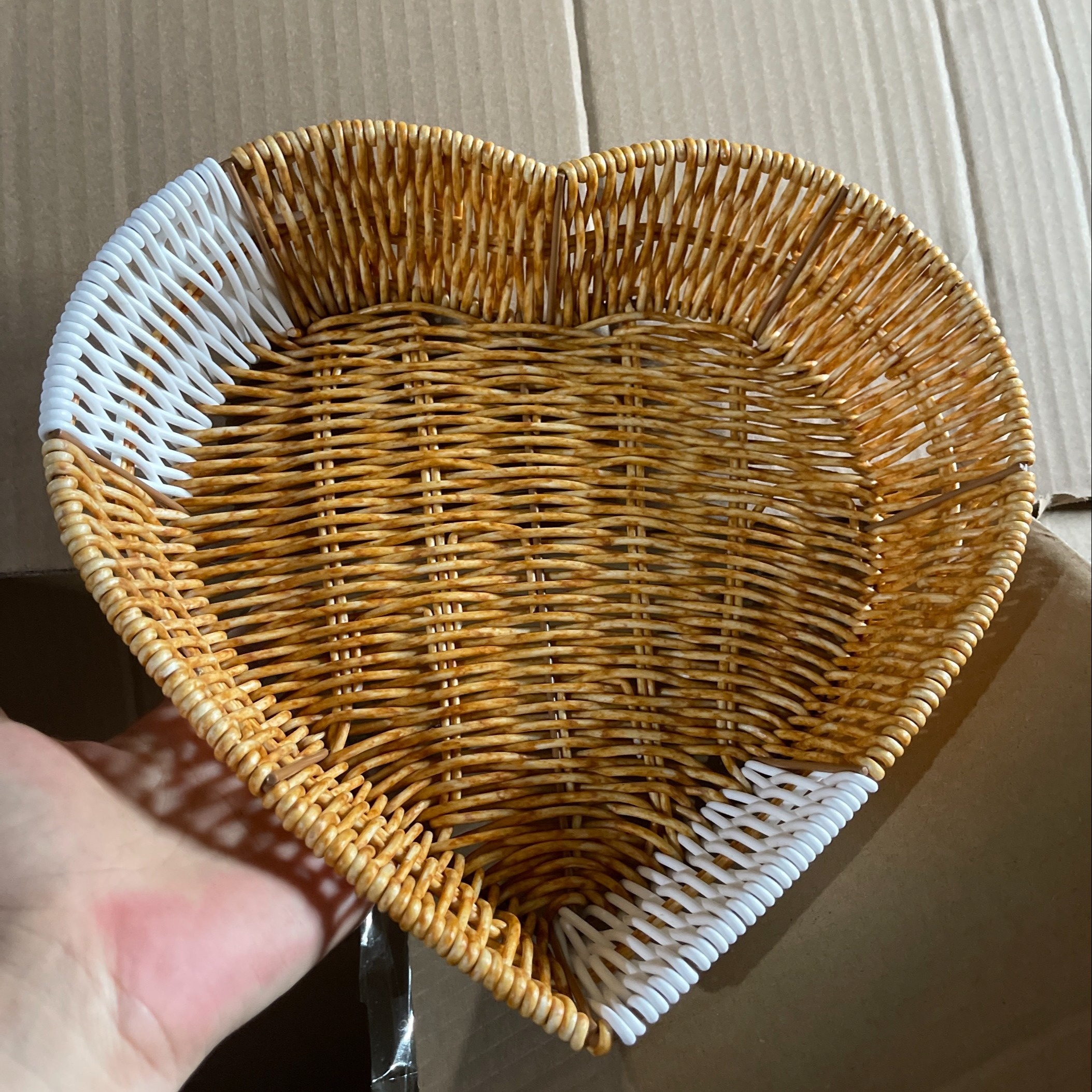 1pc Imitation Rattan Heart-shaped Fruit Basket Loaf Pan