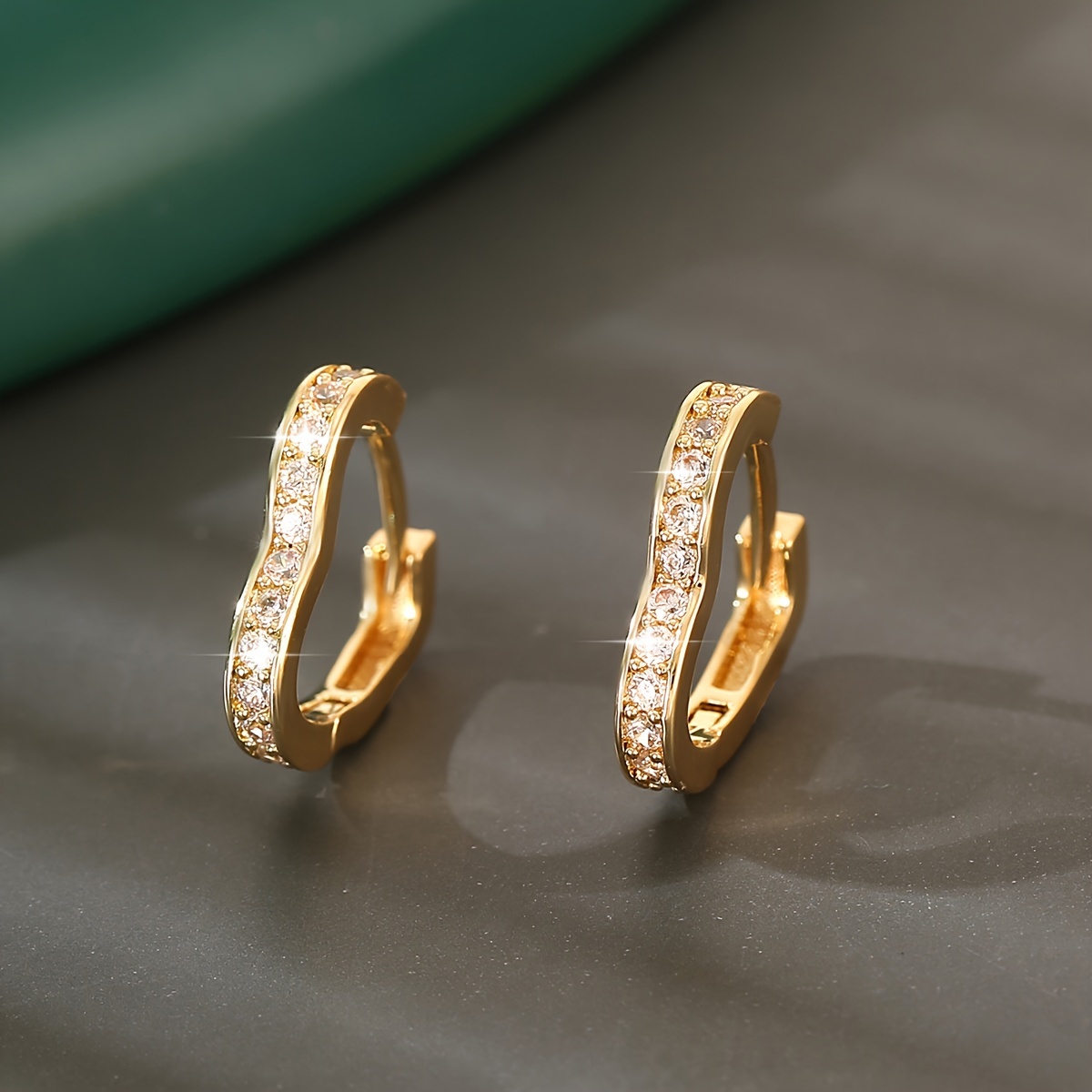A Pair Of Trendy And Versatile Small Heart-shaped Earrings With Copper Settings And Synthetic Synthetic Zirconia, Simple And Elegant, Perfect As A Birthday Or Holiday Gift For Your Girlfriend
