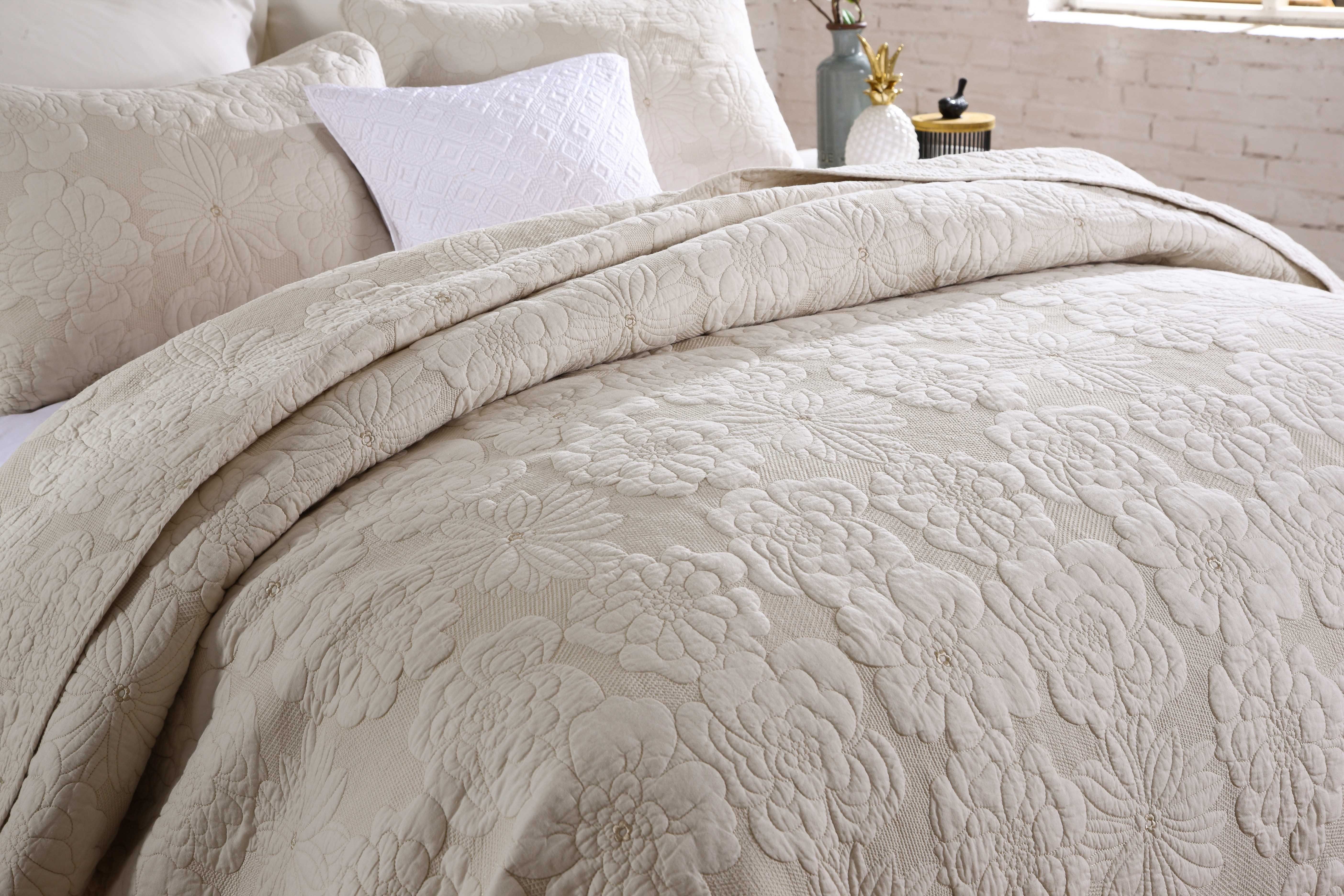 1pc Prosperity-Beige Reversible Printed Blanket 100% Quilted Bed Cover, Reversible High-End Quilt, Non-Slip And Wrinkle-Resistant Bed Mat, Soft And Comfortable Breathable Bed Cover (Pillowcase And Pillow Core Not Included)